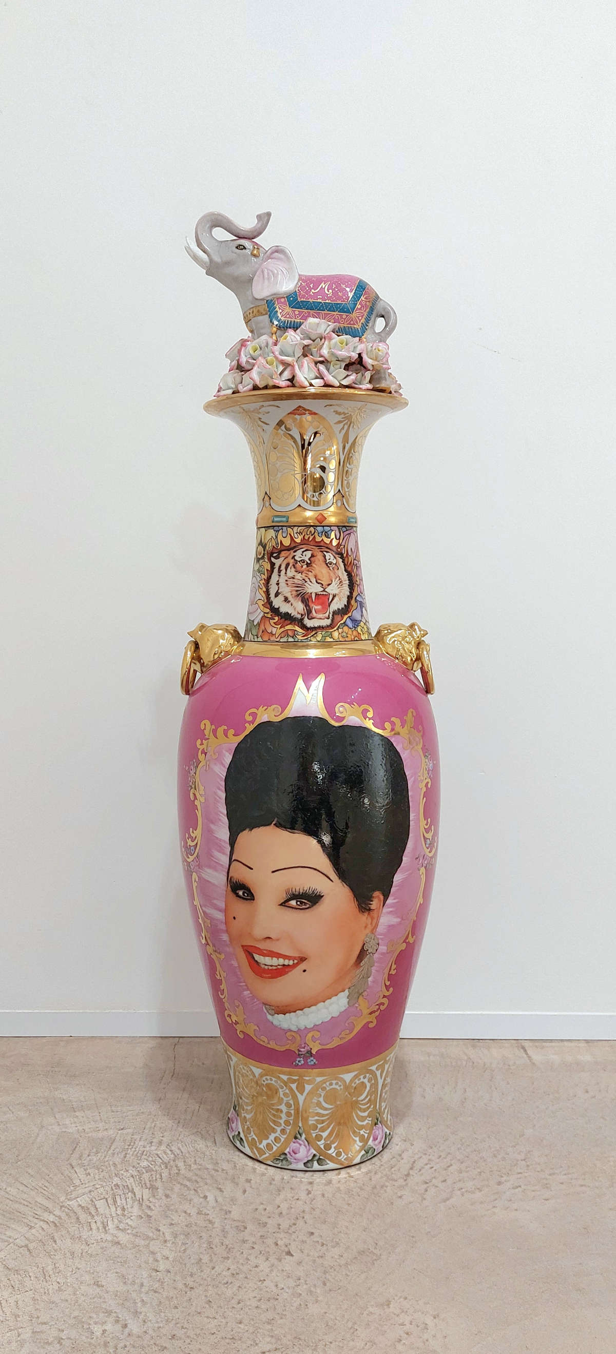 Francesco De Molfetta, Moira (porcelaine formée et peinte avec des interventions d'or et de lustre de troisième cuisson, 125 x 40 x 40 cm) Francesco De Molfetta, Moira (porcelaine formée et peinte avec des interventions d'or et de lustre de troisième cuisson, 125 x 40 x 40 cm)
