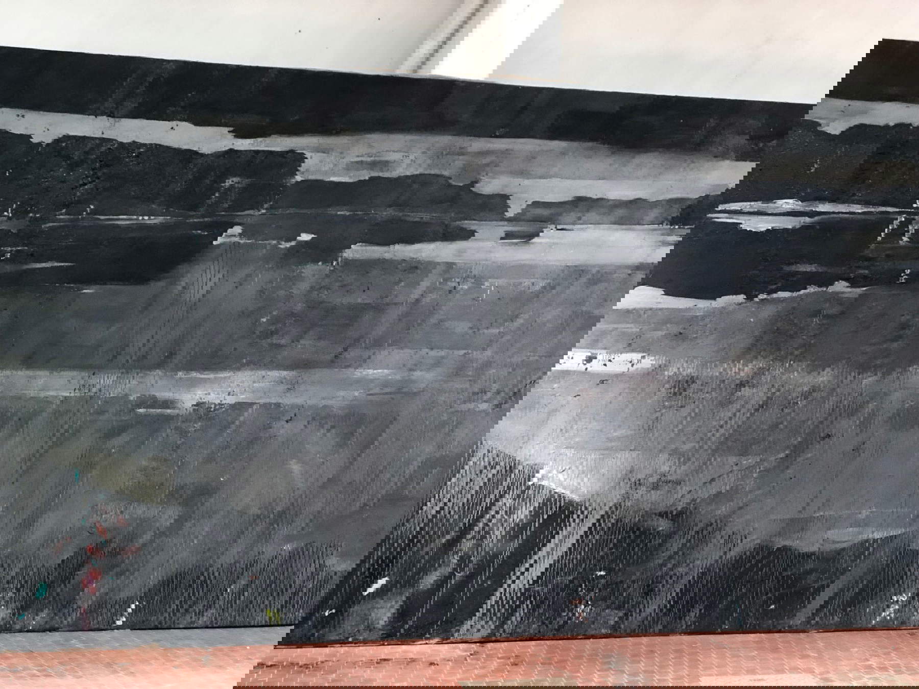 L'installation de Frangi évoquant une rivière la nuit est de nouveau exposée après 20 ans. À Milan, dans la Sala Stirling 