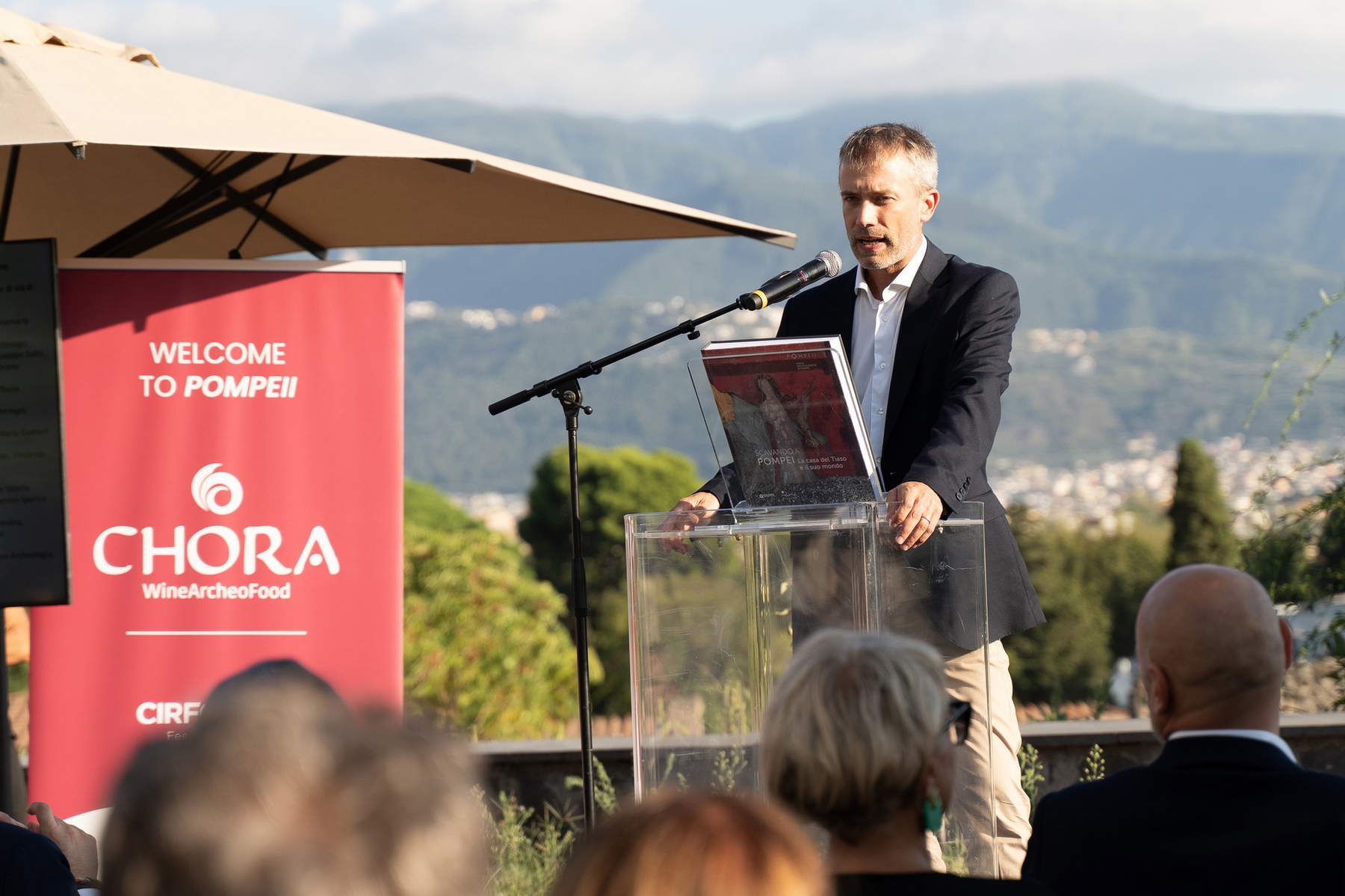 Gabriel Zuchtriegel bei der Präsentation des Restaurants. Foto: Ministerium für Kultur - Archäologischer Park von Pompeji