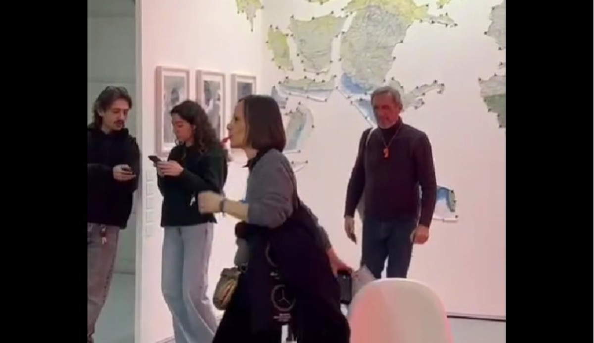 Arte Fiera, i galleristi protestano con fischietti contro il governo per mancata riduzione IVA su opere d'arte