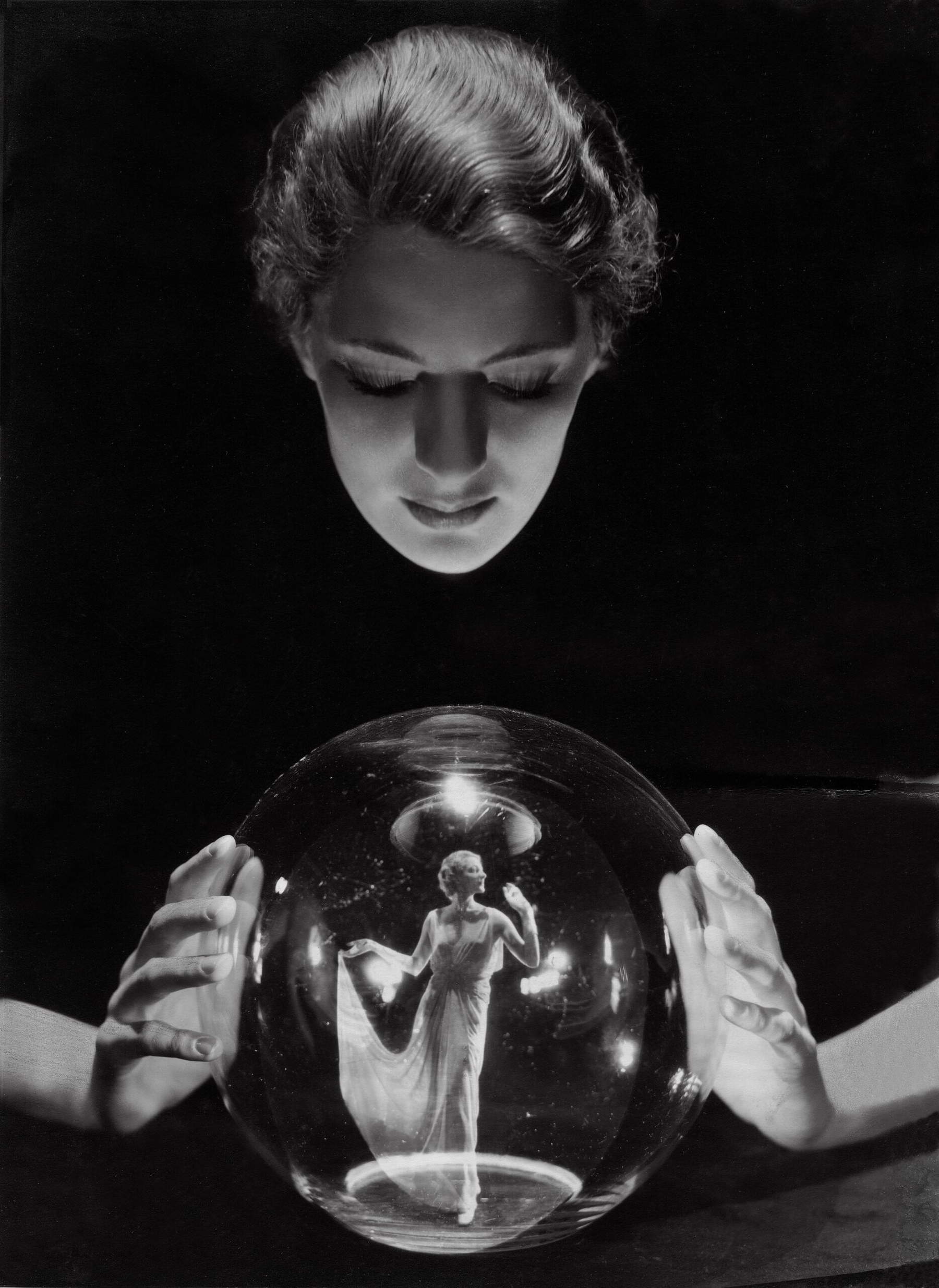 George Hoyningen-Huene, Lee Miller and Agneta Fischer, 1932 © George Hoyningen-Huene Estate Archives