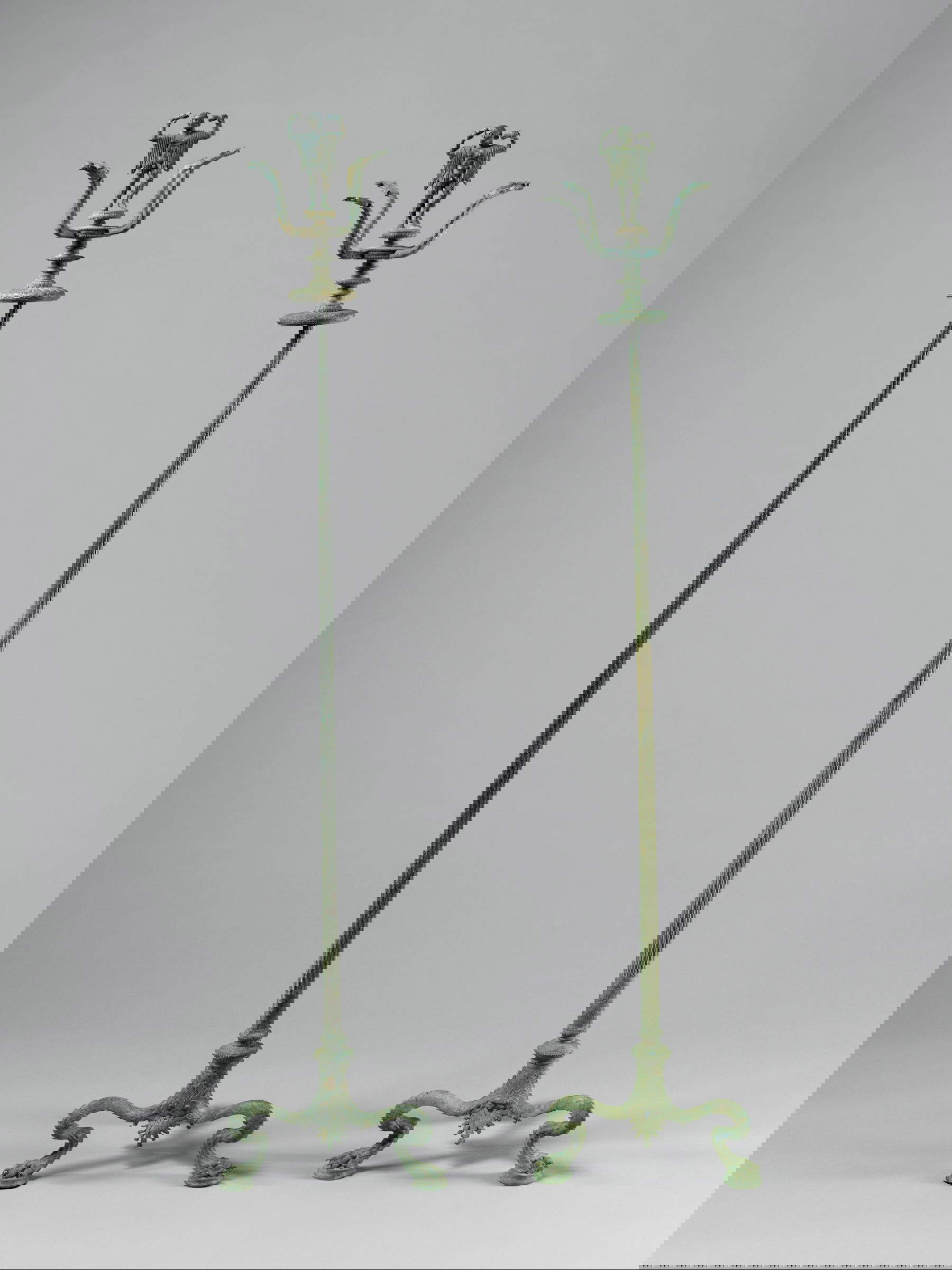 Artista sconosciuto, coppia di candelabri con danzatori (prima met&agrave; del V secolo a.C.; bronzo; Los Angeles, Getty Museum)