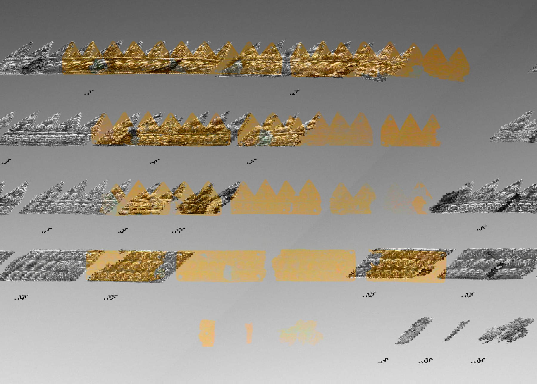 Artista sconosciuto, gruppo di ornamenti etruschi, ornamento e frammento di tessuto (fine del VI secolo a.C.; oro, bronzo e tessuto; Los Angeles, Getty Museum)