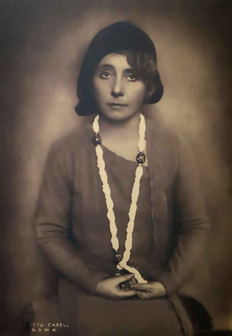 Ghitta Carell, Ritratto di Margherita Sarfatti con berretto e collana (1925-1930 circa; Rovereto, Mart, Archivio del ’900, Fondo Margherita Sarfatti) Ghitta Carell, Ritratto di Margherita Sarfatti con berretto e collana (1925-1930 circa; Rovereto, Mart, Archivio del ’900, Fondo Margherita Sarfatti)