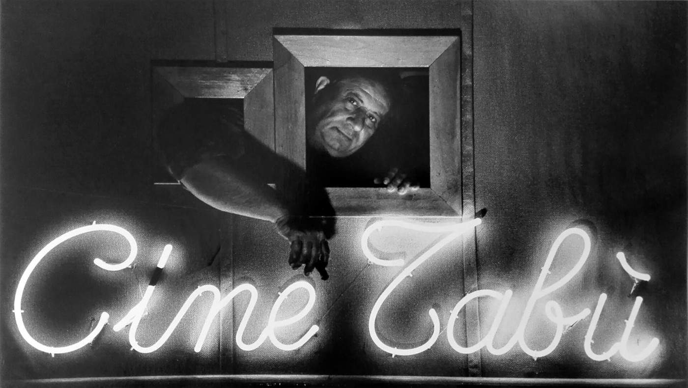 Gianfranco Salis, Tinto Brass sur le plateau de Sanck Bar Budapest (1988). Avec l'aimable autorisation des archives de Tinto Brass