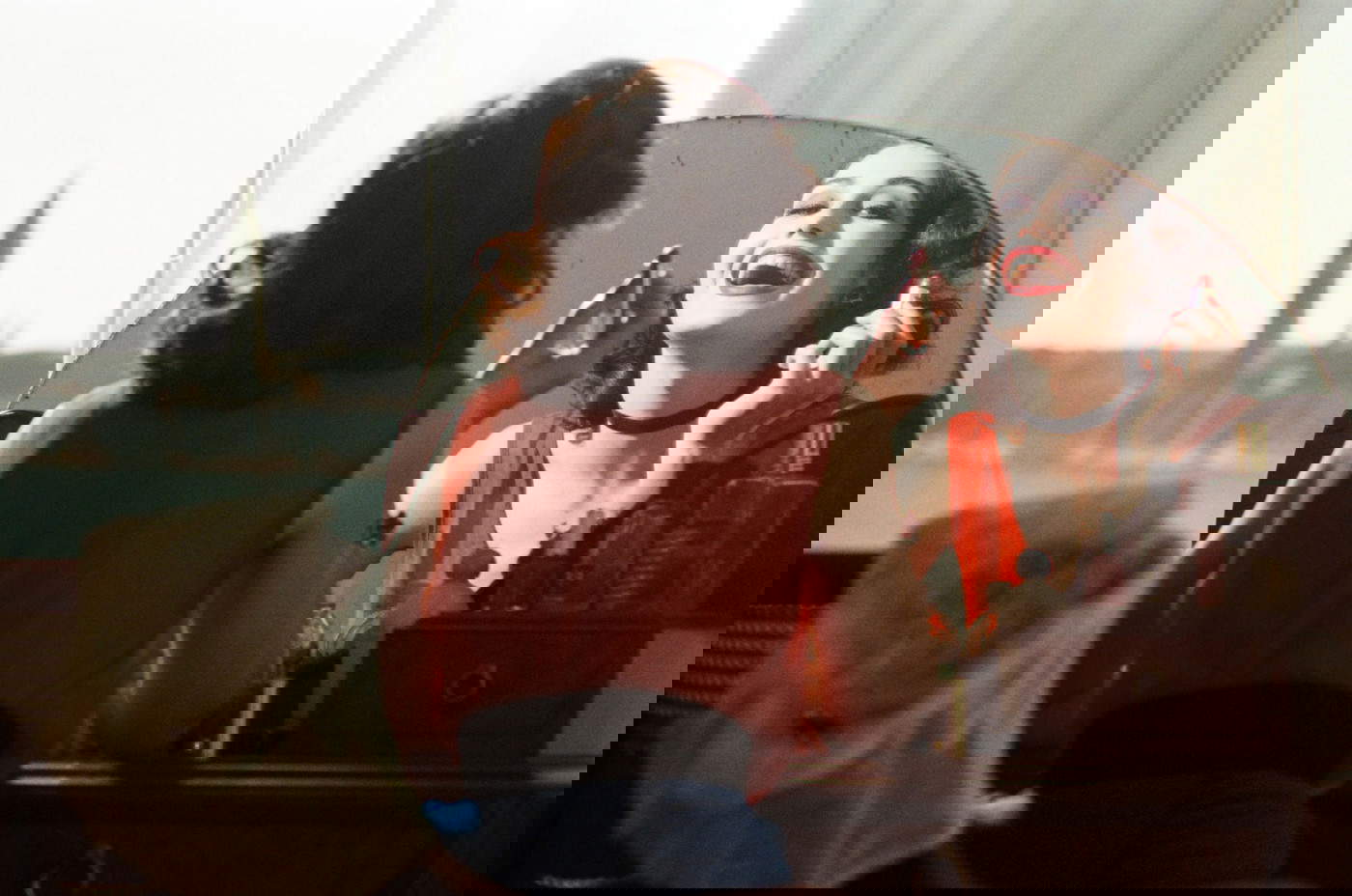 Gianfranco Salis, Claudia Koll sur le plateau de tournage du film Così fan tutte (1992). Avec l'aimable autorisation de Tinto Brass Archive