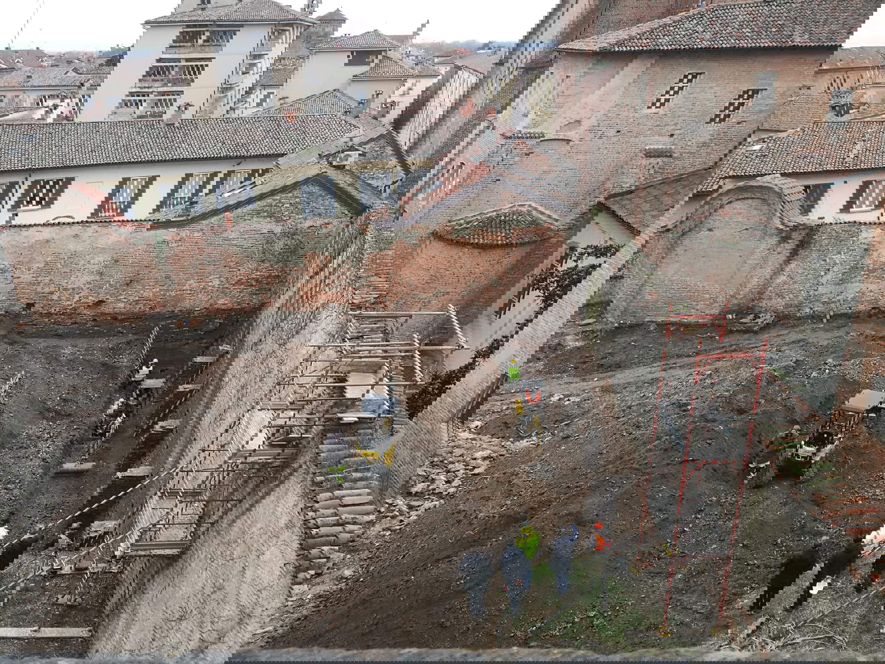 The garden of the Olevano Palace during the work