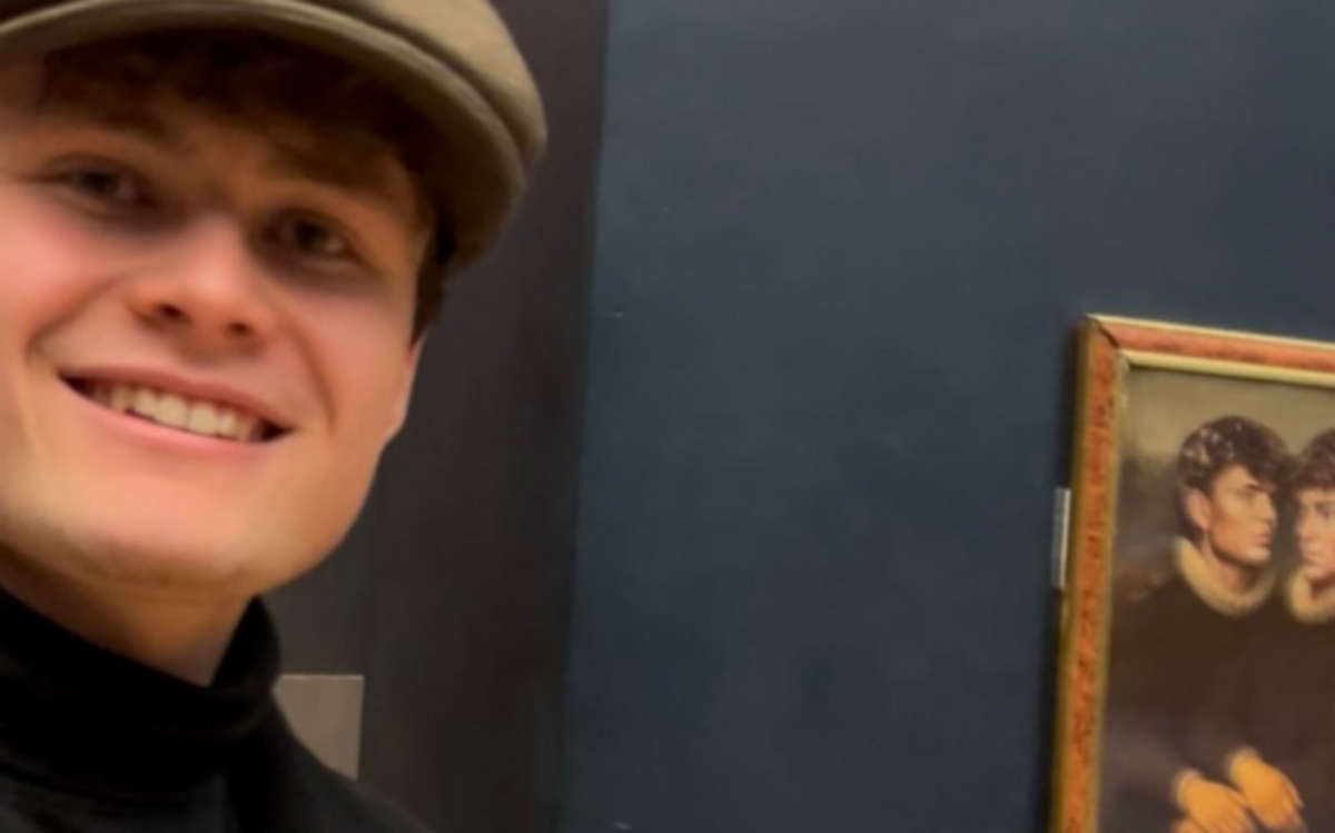 The moment when the two young people hang the portrait