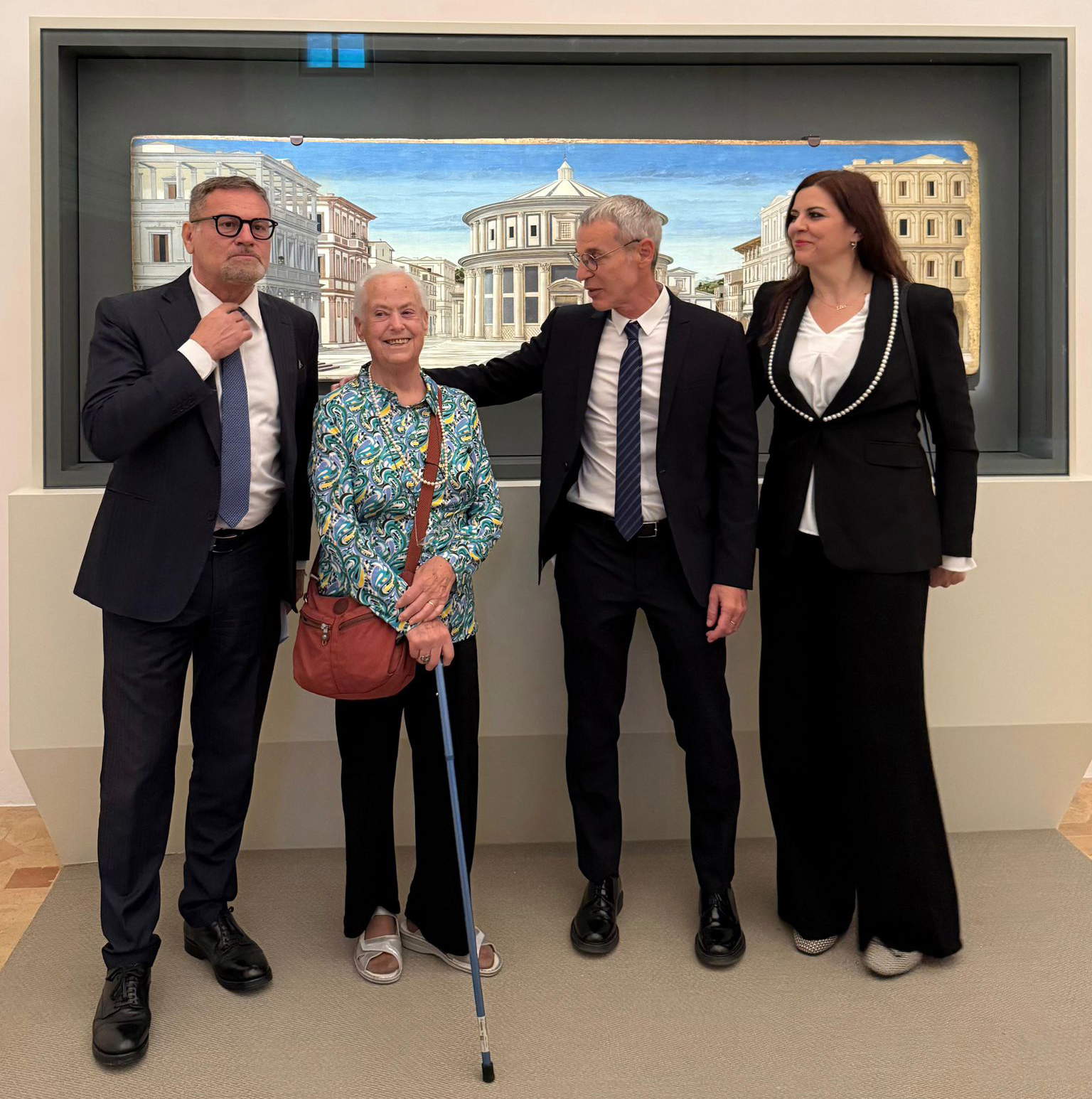 De izquierda a derecha: Massimo Osanna, Director General de Museos; Giovanna Rotondi, ex Superintendente; Luigi Gallo, Director Regional de los Museos Nacionales de Las Marcas; Elisabetta Scungio, Directora Regional de los Museos Nacionales del Lacio.
