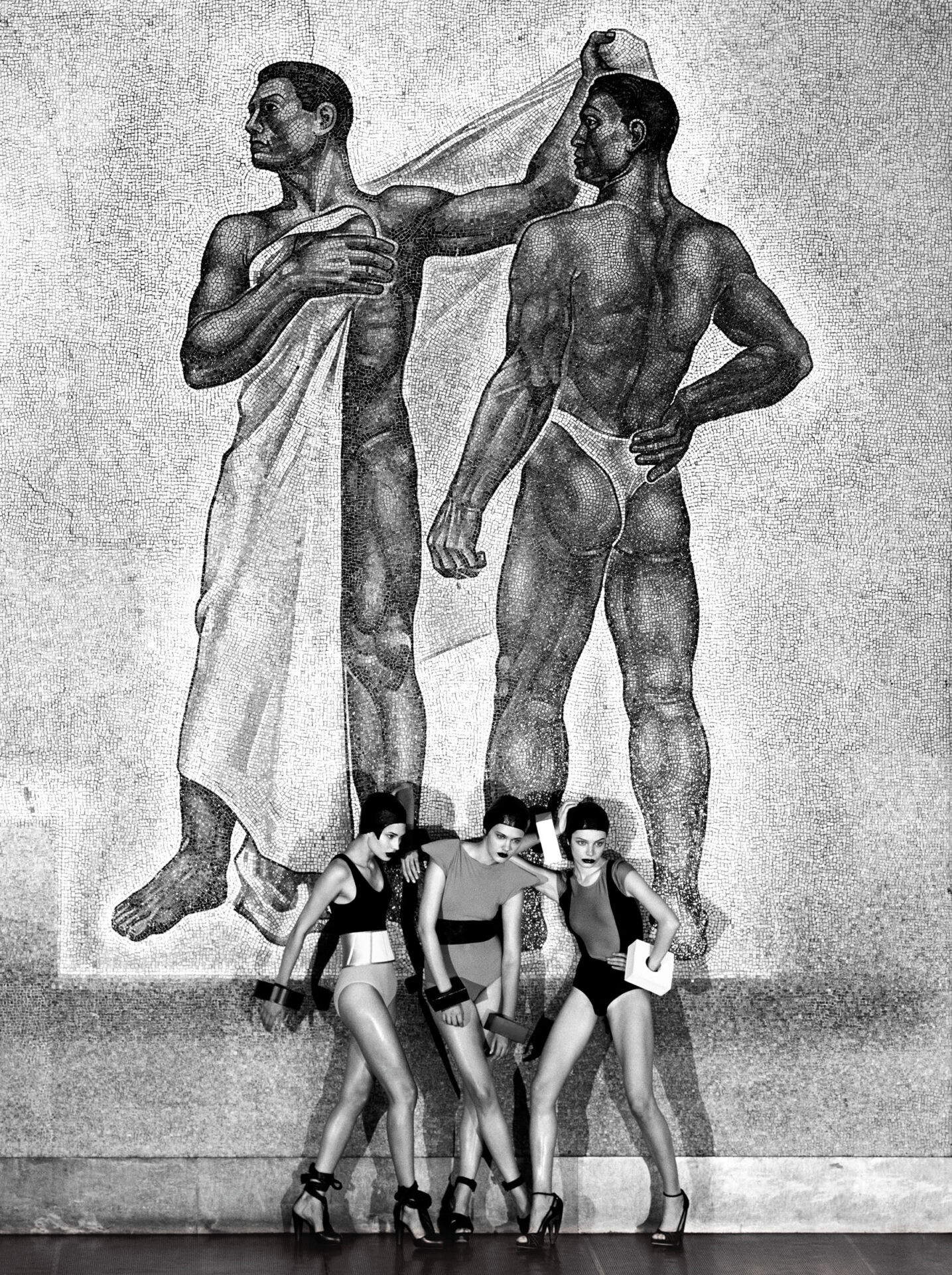 Giovanni Gastel, Traje y sociedad Vanity Fair, mayo de 2008. &copy;️Image Service srl. Por concesión del Archivo Giovanni Gastel