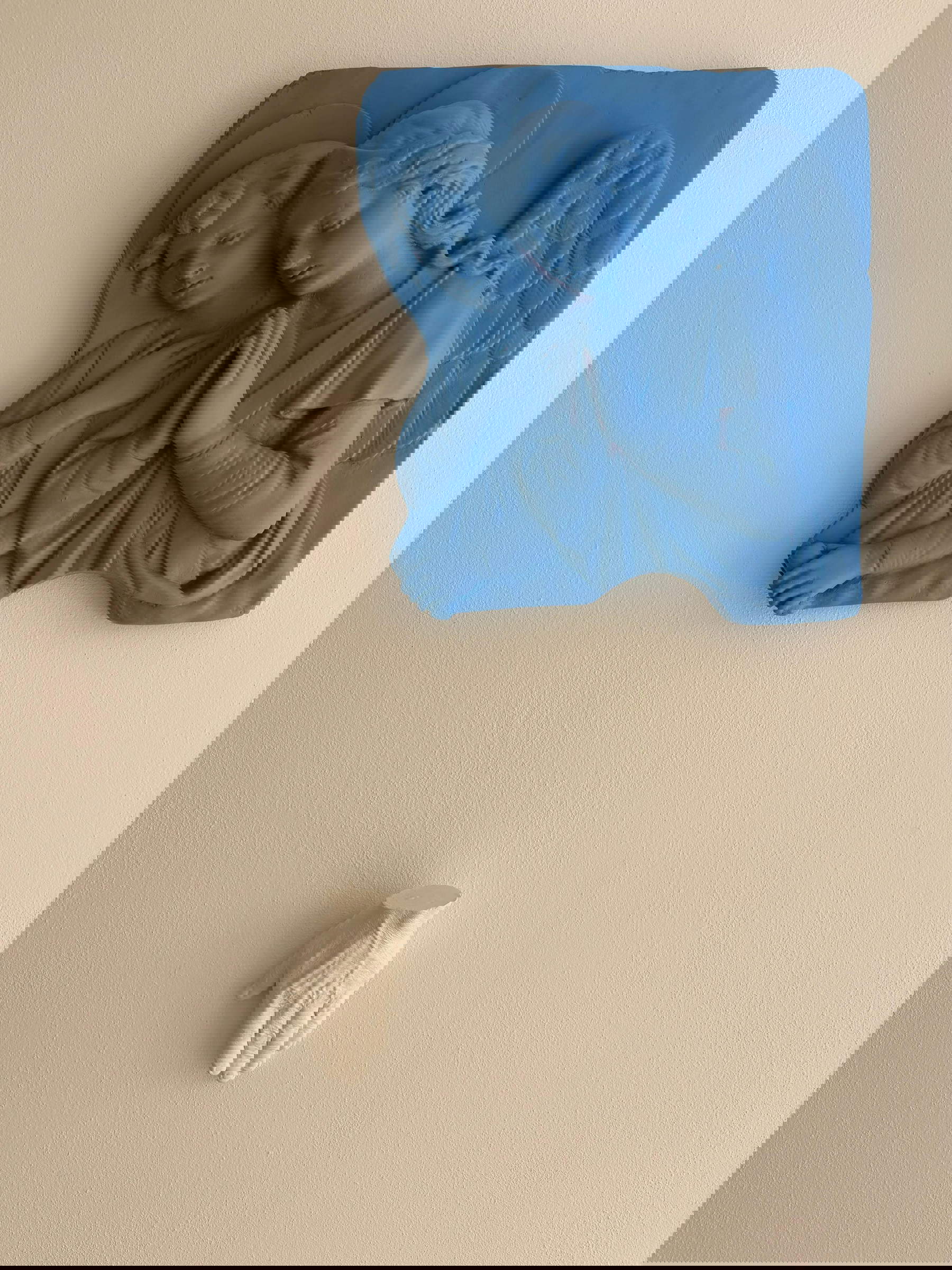 Giovanni Rossi Per te scende il cielo (2025; Gesso e vernice, due elementi: cm 45x50 (angeli) cm 20x12 (mano))