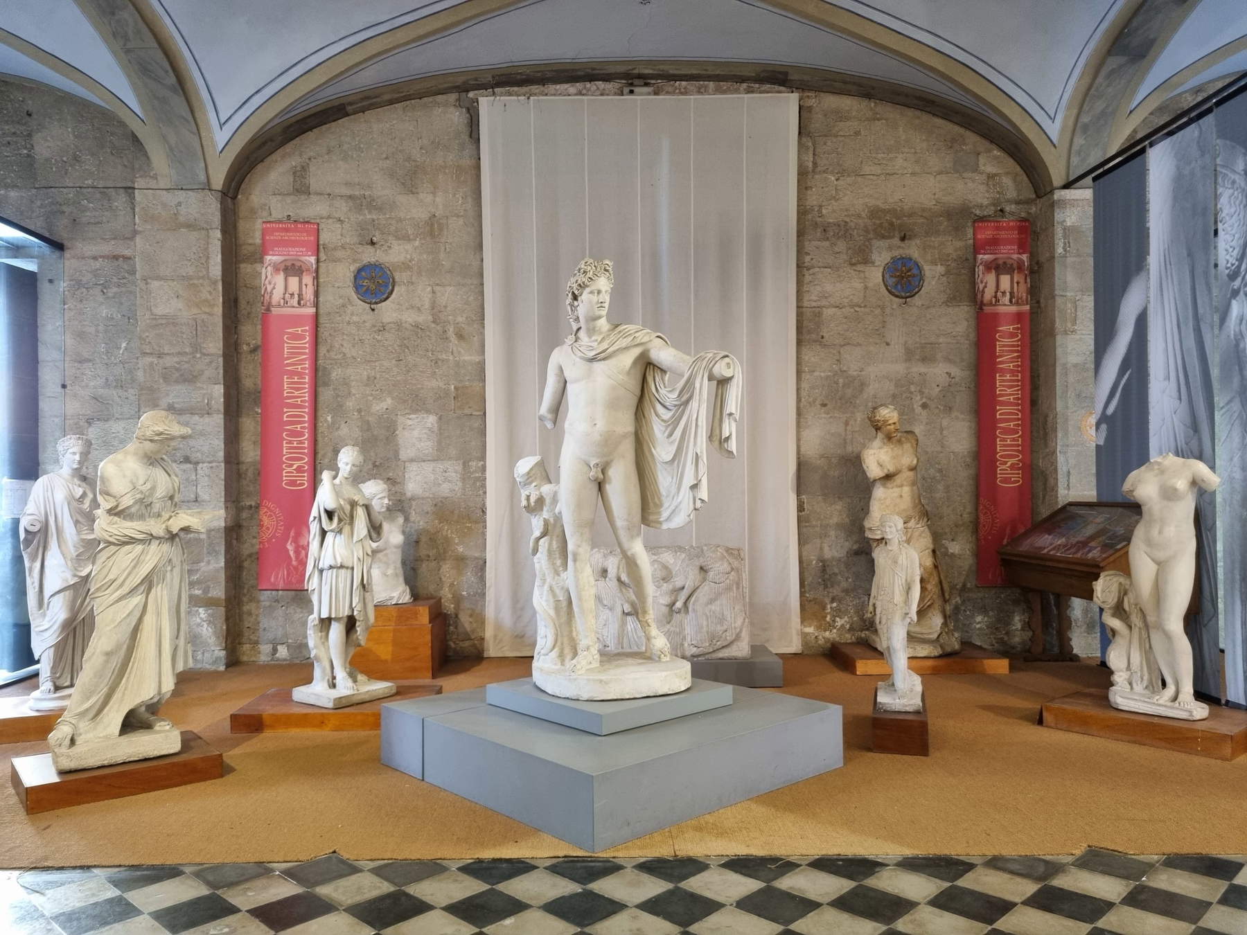 La Gipsoteca d'Arte Antica de l'université de Pise, une collection de statues classiques dans une église.