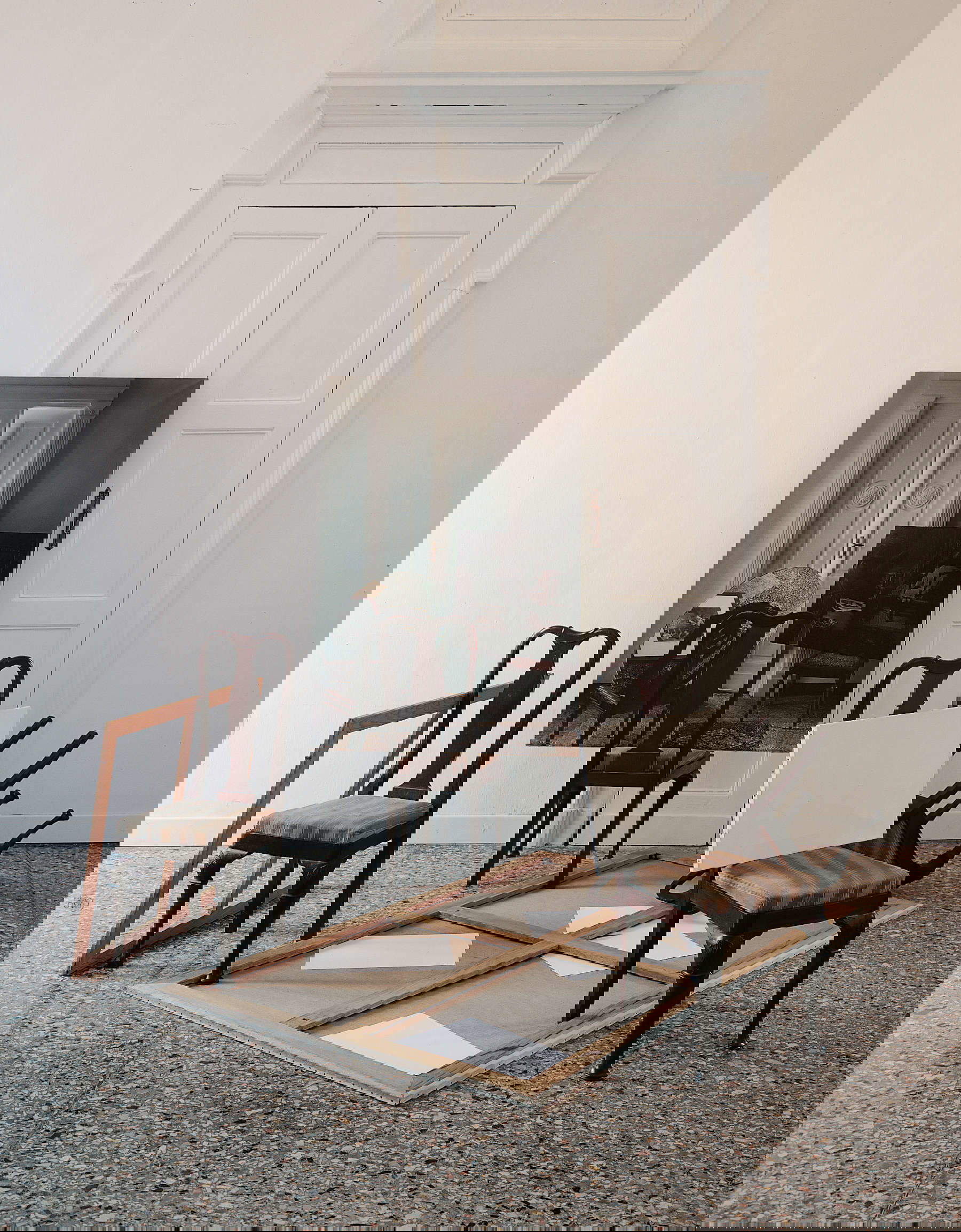 Giulio Paolini, L’ospite (1993; fotografia a colori applicata su tela, tele preparate, telaio, sedie, fogli da disegno, 200 x 300 x 300 cm; Torino, Fondazione Giulio e Anna Paolini). Foto Salvatore Licitra Giulio Paolini, L’ospite (1993; fotografia a colori applicata su tela, tele preparate, telaio, sedie, fogli da disegno, 200 x 300 x 300 cm; Torino, Fondazione Giulio e Anna Paolini). Foto Salvatore Licitra