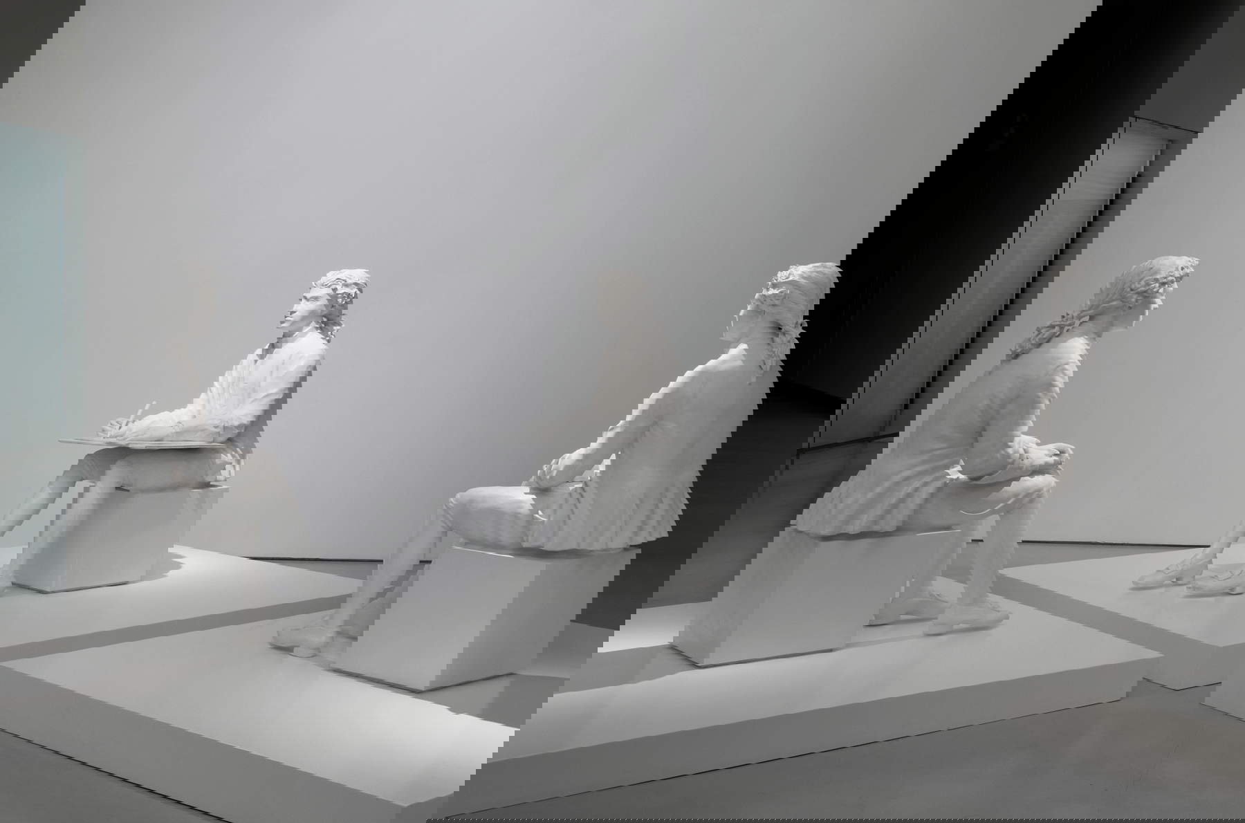 Giulio Paolini, Tre per Tre (Jeder ist der andere oder keiner) (1998 - 1999; Gips, 3 Elemente (H 130 cm), 3 Plattformen (15 x 150 x 150 cm). Leihgabe der UniCredit Art Collection. Foto von Patrizia Tocci. Leihgabe der Fondazione MAXXI - Nationalmuseum der Künste des XXI.