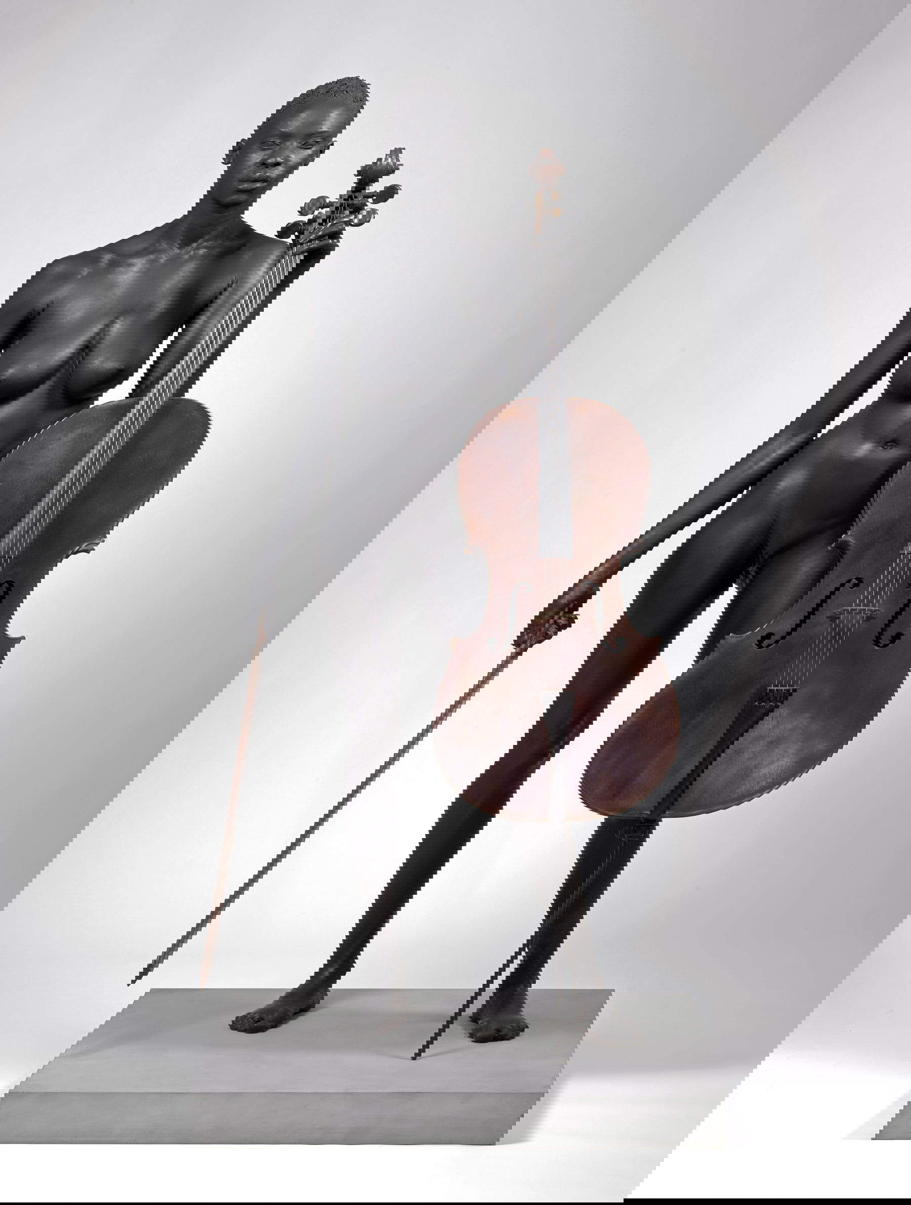 Giuseppe Bergomi, Africa con violoncello (2011; Bronzo policromo,182 x 90 x 90 cm)