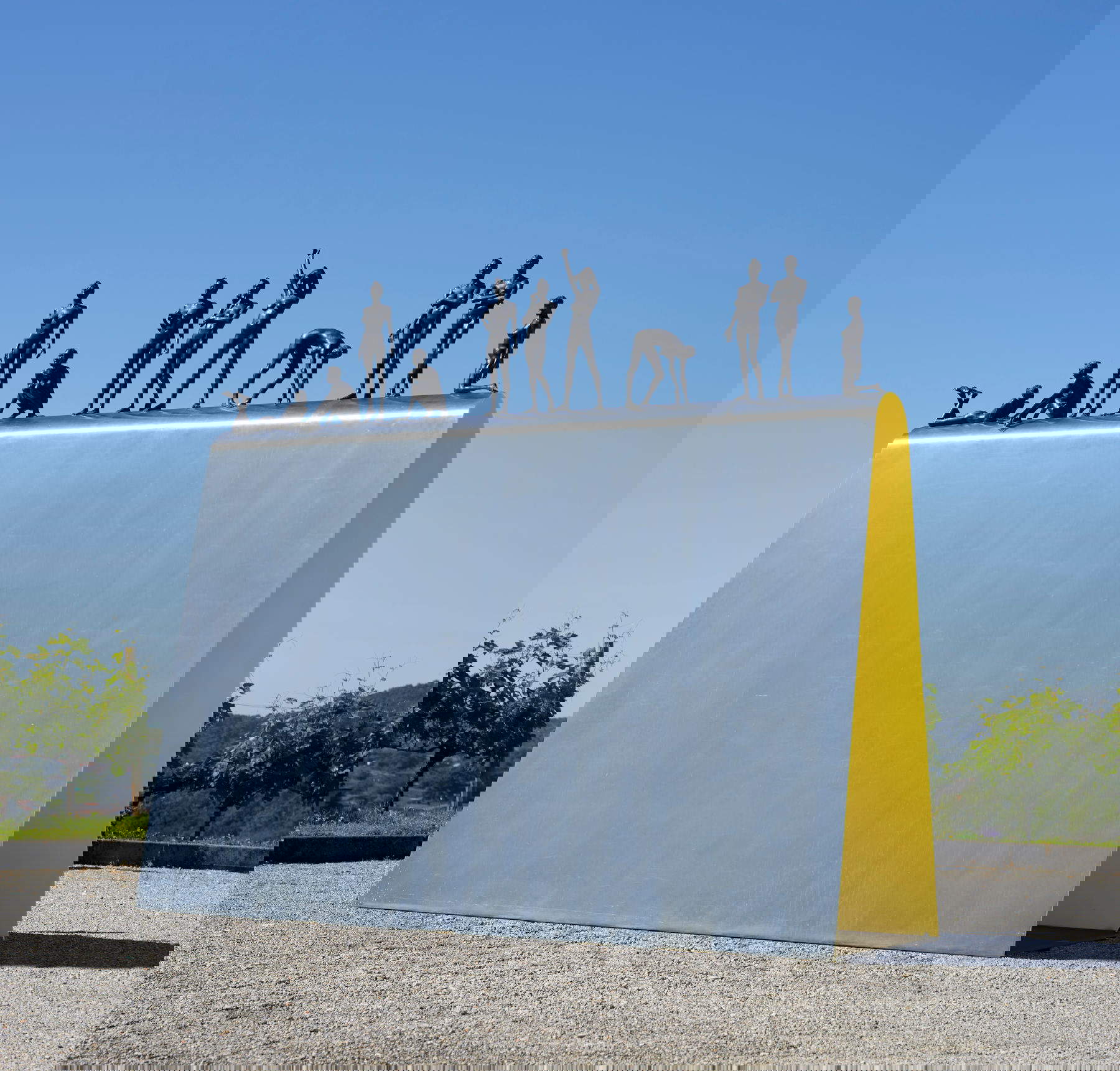 Giuseppe Bergomi, Cronografia di un corpo (2012; Bronzo, acciaio inox, smalto, 266 x 300 x 100 cm; collezione privata)