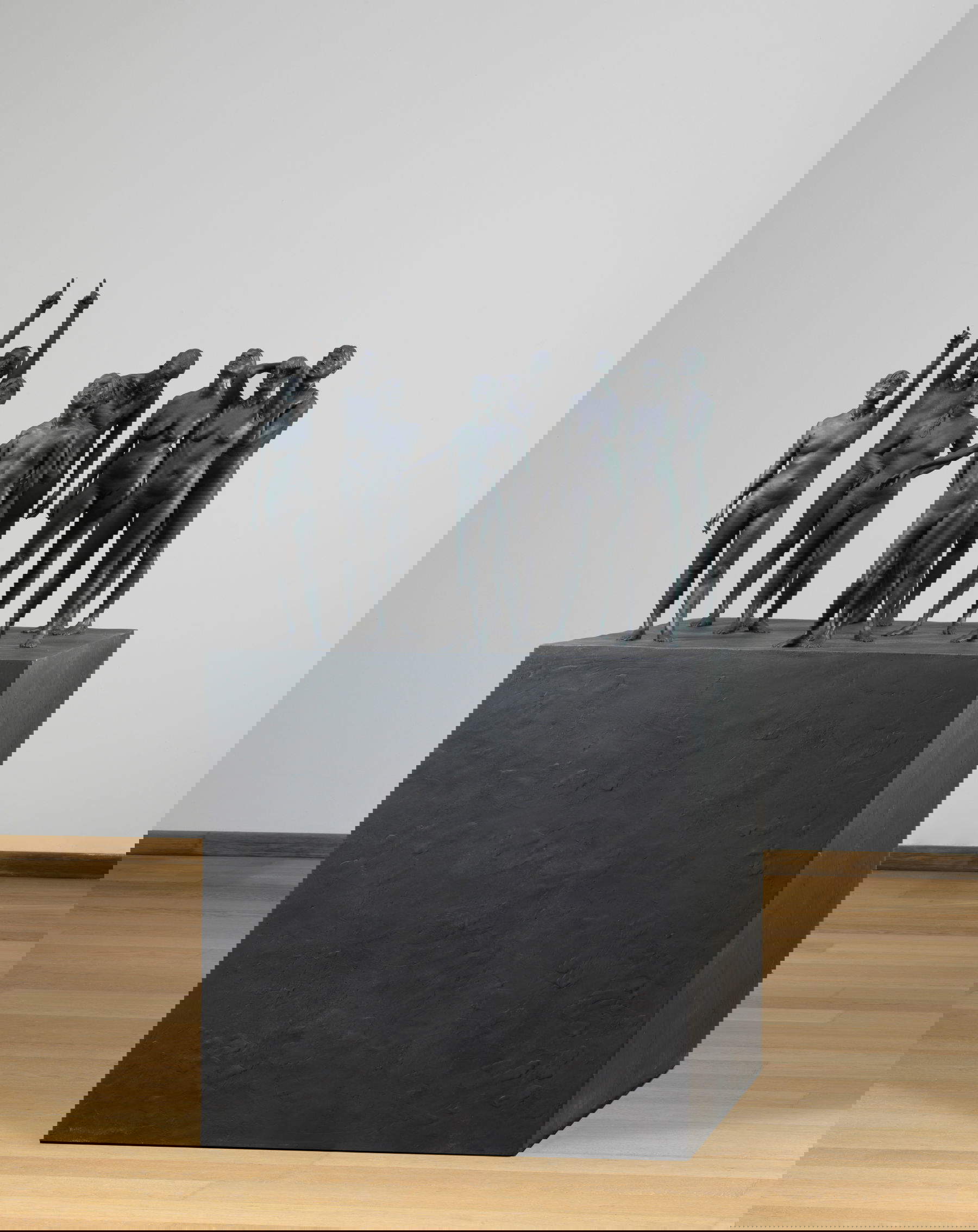 Giuseppe Bergomi, Cubo e figure che guardano in alto (2023; Bronzo; Collezione privata)