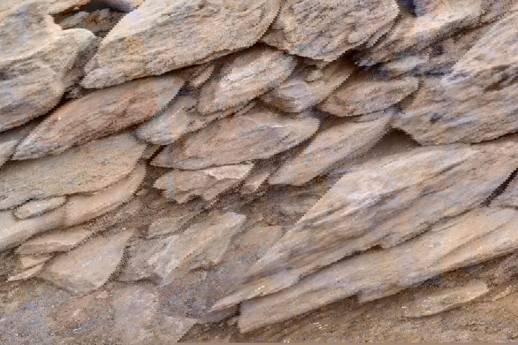 La statua rinvenuta tra due strutture principali del sito di G&ouml;beklitepe. Foto: &copy; Ministero della Cultura e del Turismo della Repubblica della Turchia