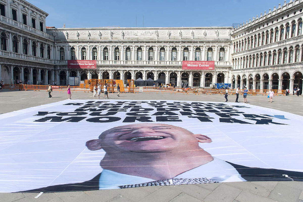 Greenpeace srotola un maxi striscione contro Bezos