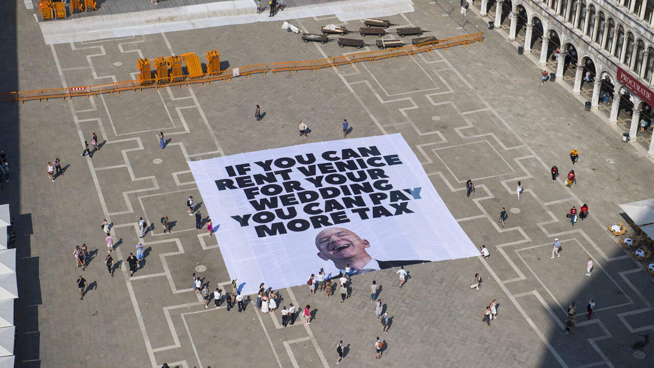 Greenpeace srotola un maxi striscione contro Bezos in Piazza San Marco, Venezia