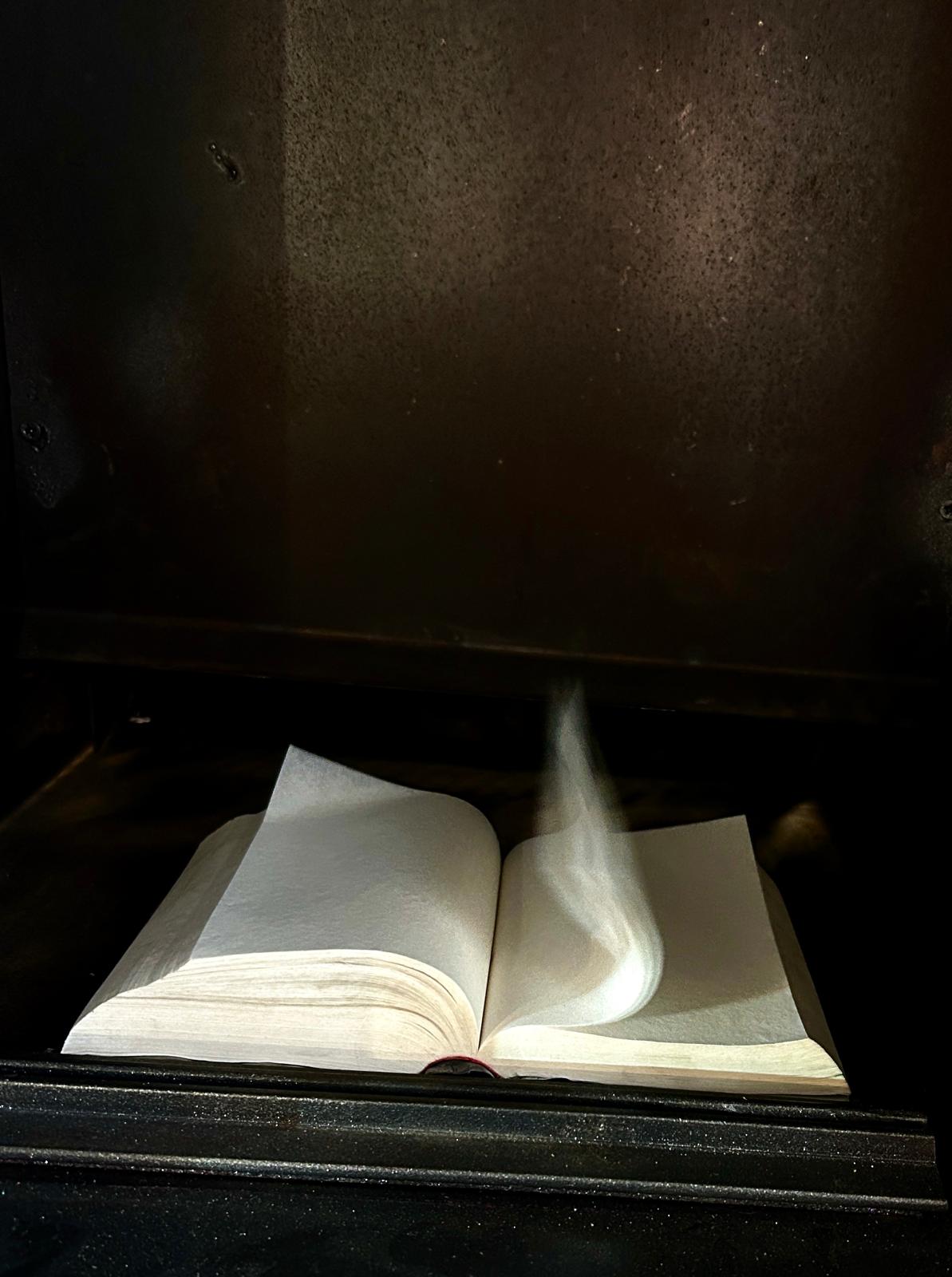 Gregorio Botta, Not Yet (Eisen, Papier, Blei, Glas, 185x50x36 cm). Mit freundlicher Genehmigung des Künstlers Gregorio Botta, Not Yet (Eisen, Papier, Blei, Glas, 185x50x36 cm). Mit freundlicher Genehmigung des Künstlers