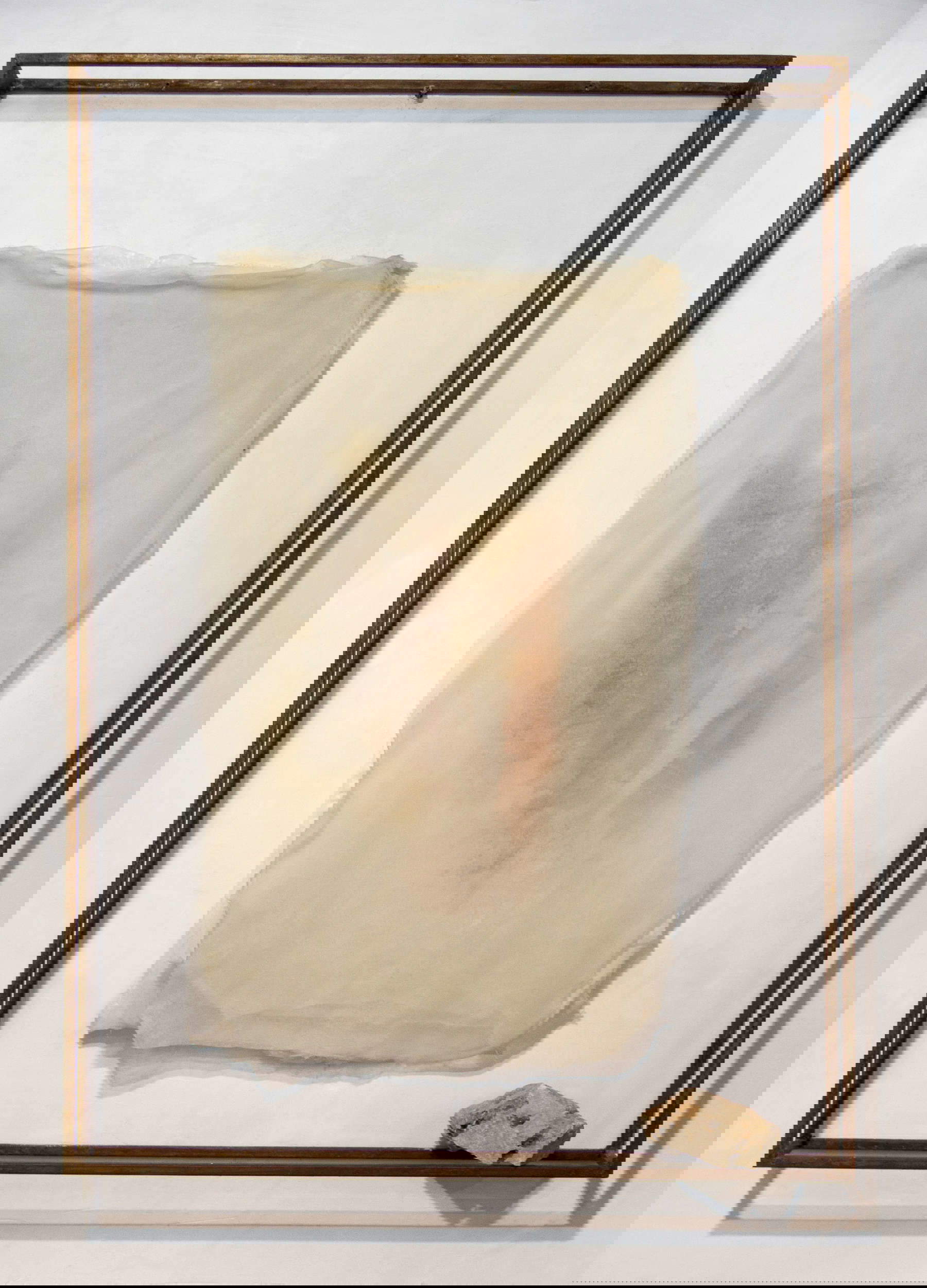 Gregorio Botta, Velario (2024; Leinen, Wachs, Pigmente, Eisen, 100x70x10 cm). Mit freundlicher Genehmigung des Künstlers Gregorio Botta, Velario (2024; Leinen, Wachs, Pigmente, Eisen, 100x70x10 cm). Mit freundlicher Genehmigung des Künstlers