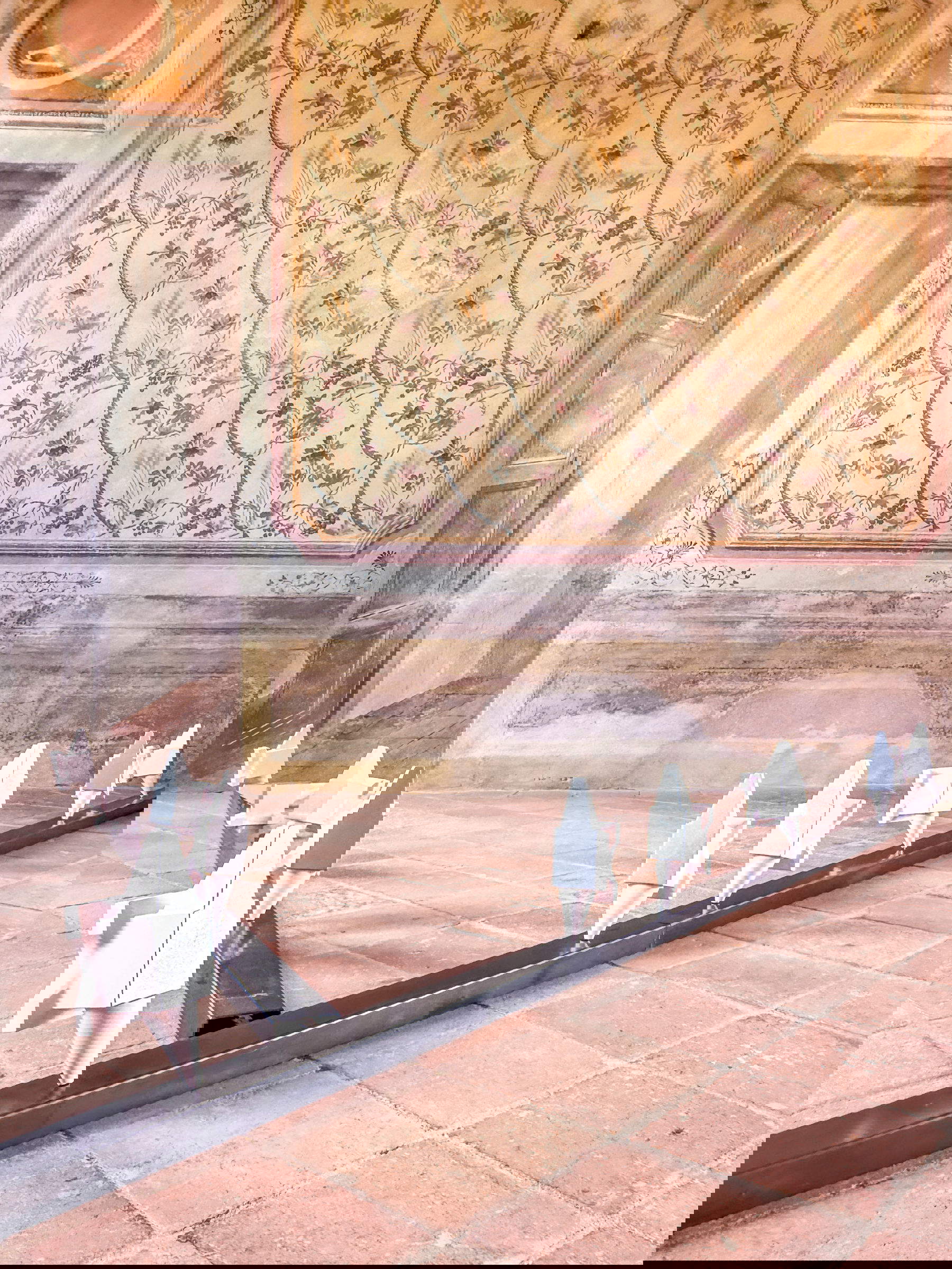 Guendalina Urbani, In punta di piedi (2023; ABS smaltato, dimensioni ambientali; Castagnole Monferrato, Villa Mercantile) Su concessione della Galleria Umberto Benappi. Foto: Chiara Ferrando