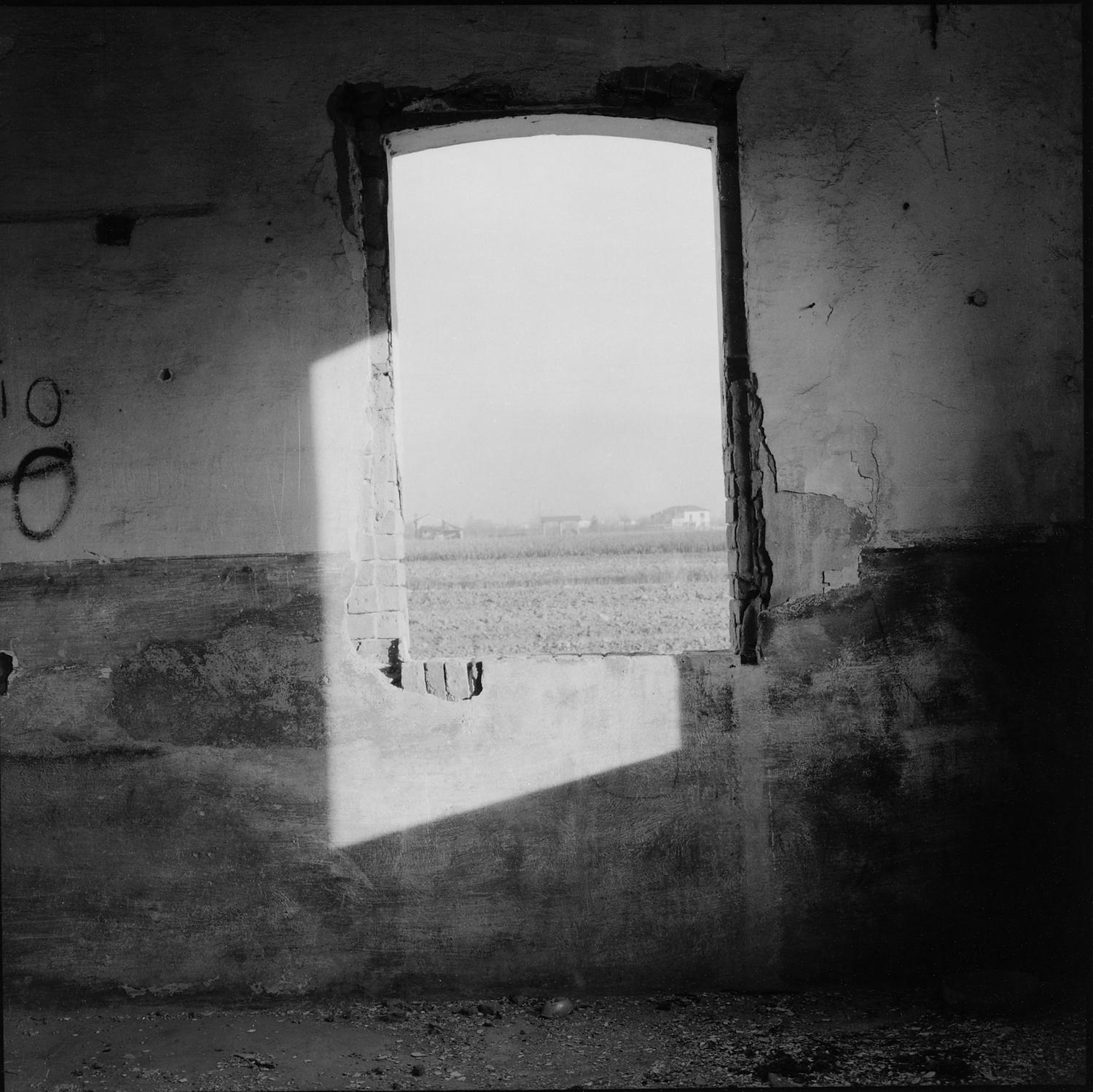 Guido Guidi, Trévise (1979 ; tirage au sel d'argent). Par concession de Viasaterna