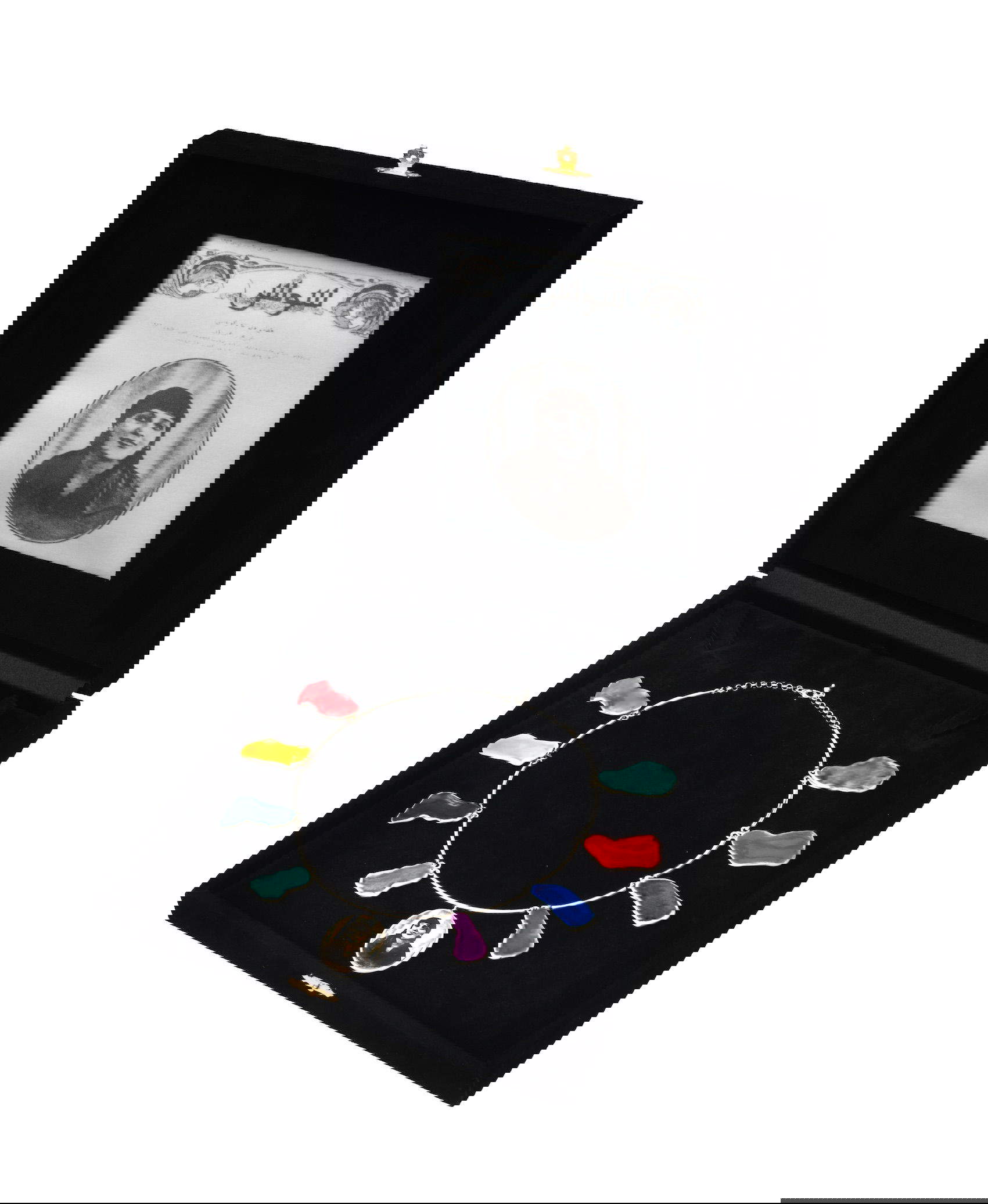 G&uuml;ls&uuml;n Karamustafa, A Pendantive for a brave (2024; ceramica). Foto: Gino Di Paolo