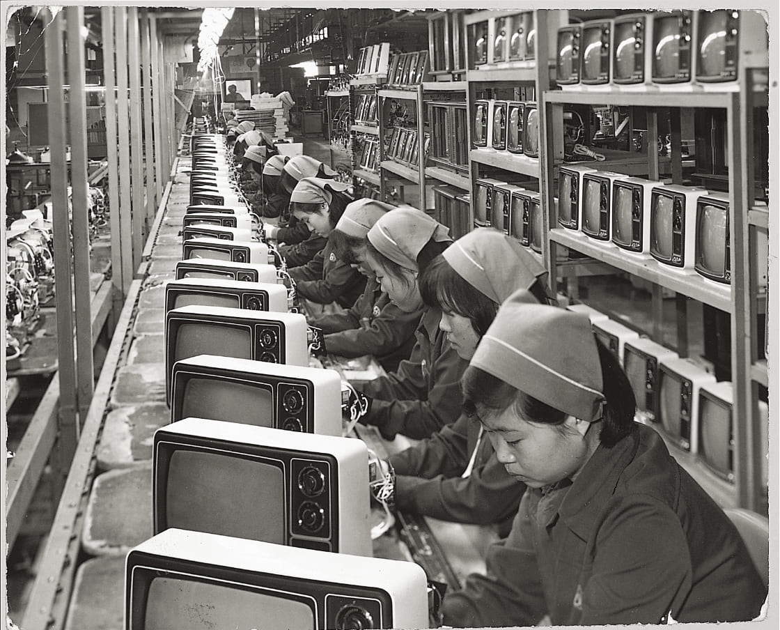 Catena di montaggio di televisori Samsung Electronics, anni '70. Su concessione del Museo dell’Innovazione Samsung.