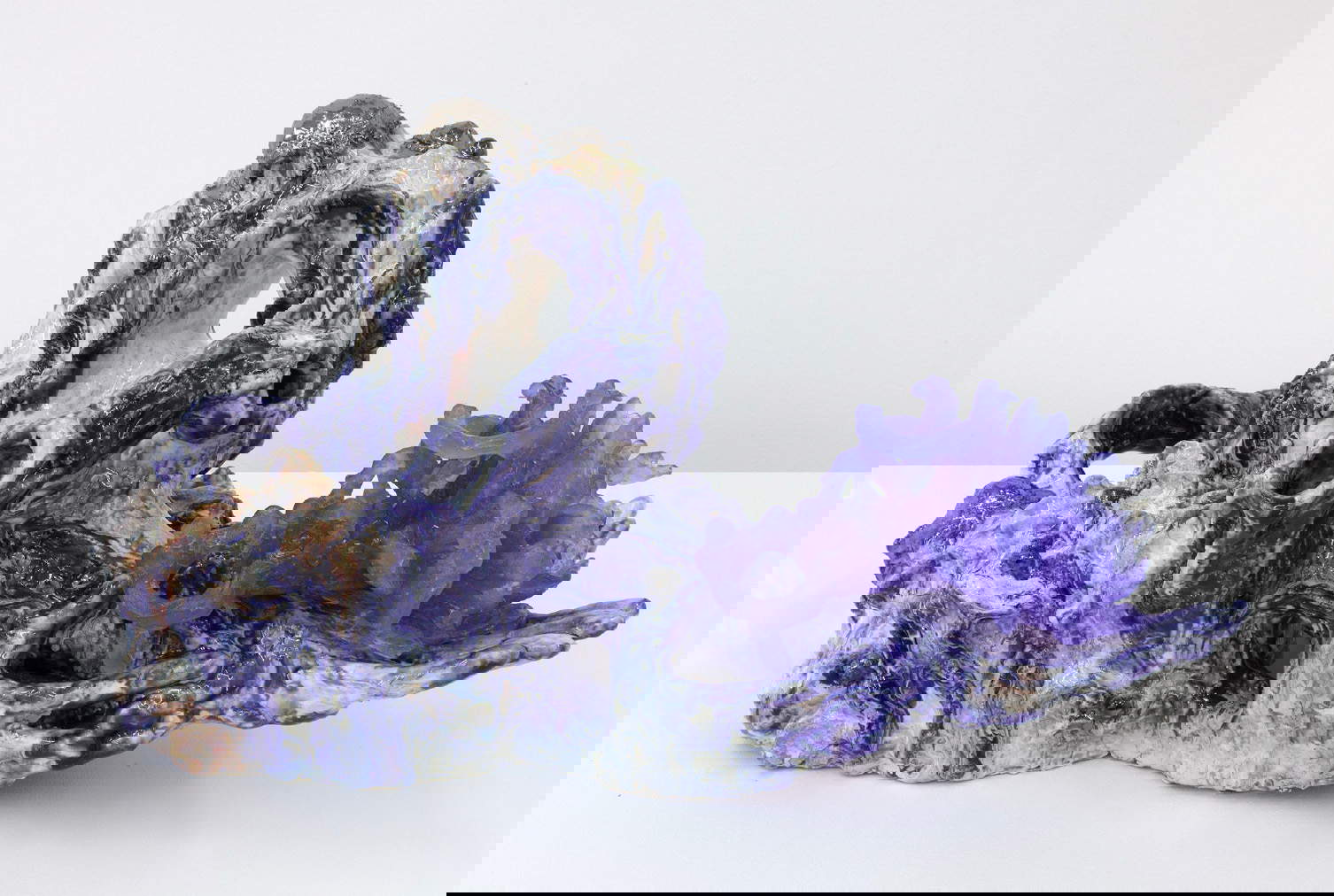 Heidi Lau, Tautropfen auf Halbmondhöhle (2023; glasierte Keramik und geschmolzenes Glas, 25,4 x 44,45 x 27, 94 cm) Foto: Dario Lasagni. Mit freundlicher Genehmigung von: Sammlung Scarzella