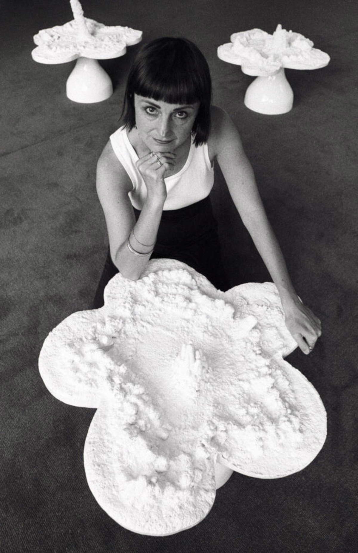 Helen Chadwick con Piss Flowers dalla mostra Helen Chadwick: Effluvia presso Serpentine Gallery, 1994. Foto di Kippa Matthews &copy; Kippa Matthews