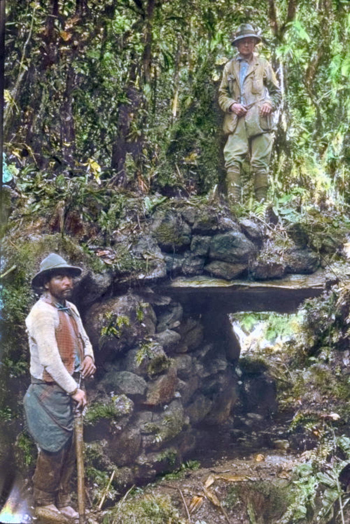 Hiram Bingham en las ruinas de Espíritu Pampa, 1911. Foto: Harry Ward Foote