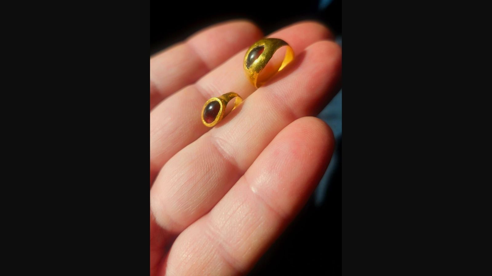 I due anelli furono scoperti nell'arco di un solo anno. Foto: Yiftah Shalev, Autorit&agrave; per le Antichit&agrave; Israeliane