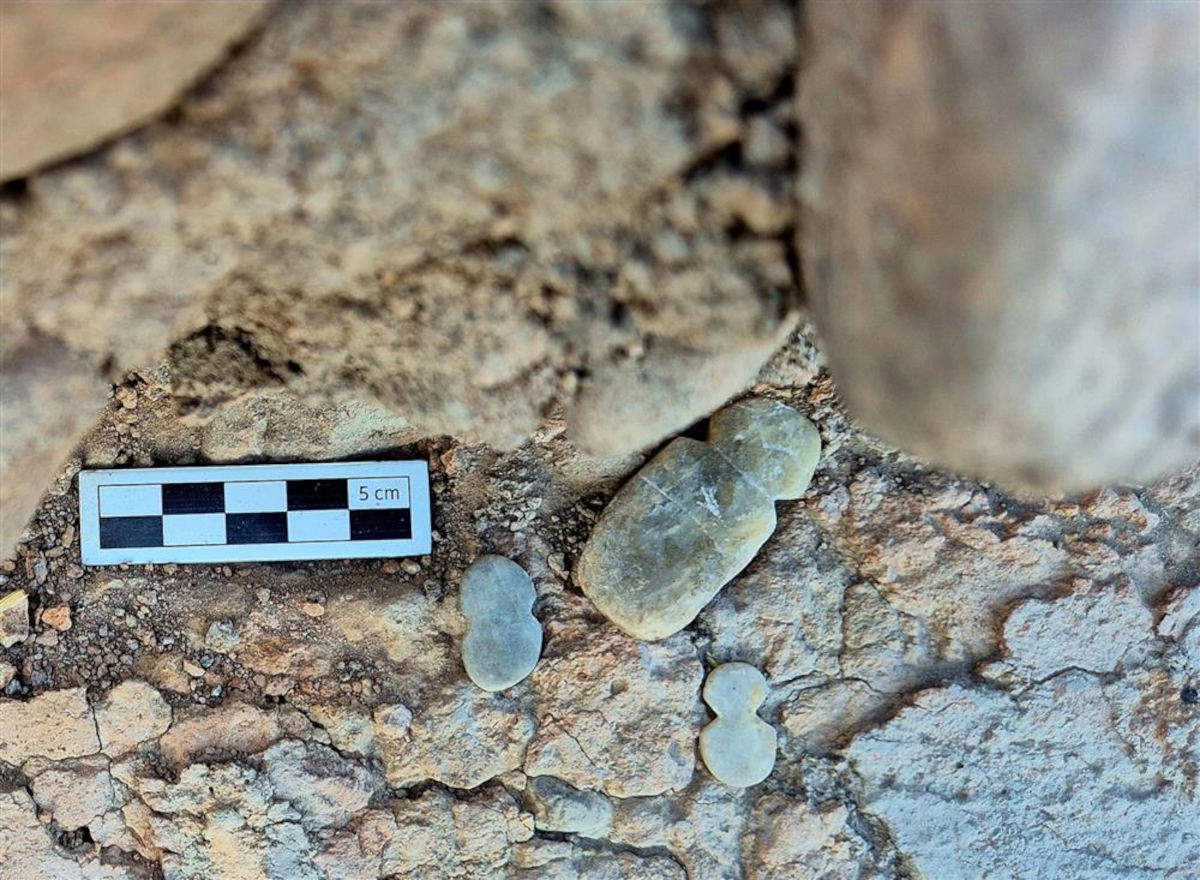 Gli idoli di 4.500 anni fa ritrovati nel sito di Tavşanlı H&ouml;y&uuml;k, in Anatolia occidentale. Foto: &copy; Ministero della Cultura e del Turismo della Repubblica della Turchia