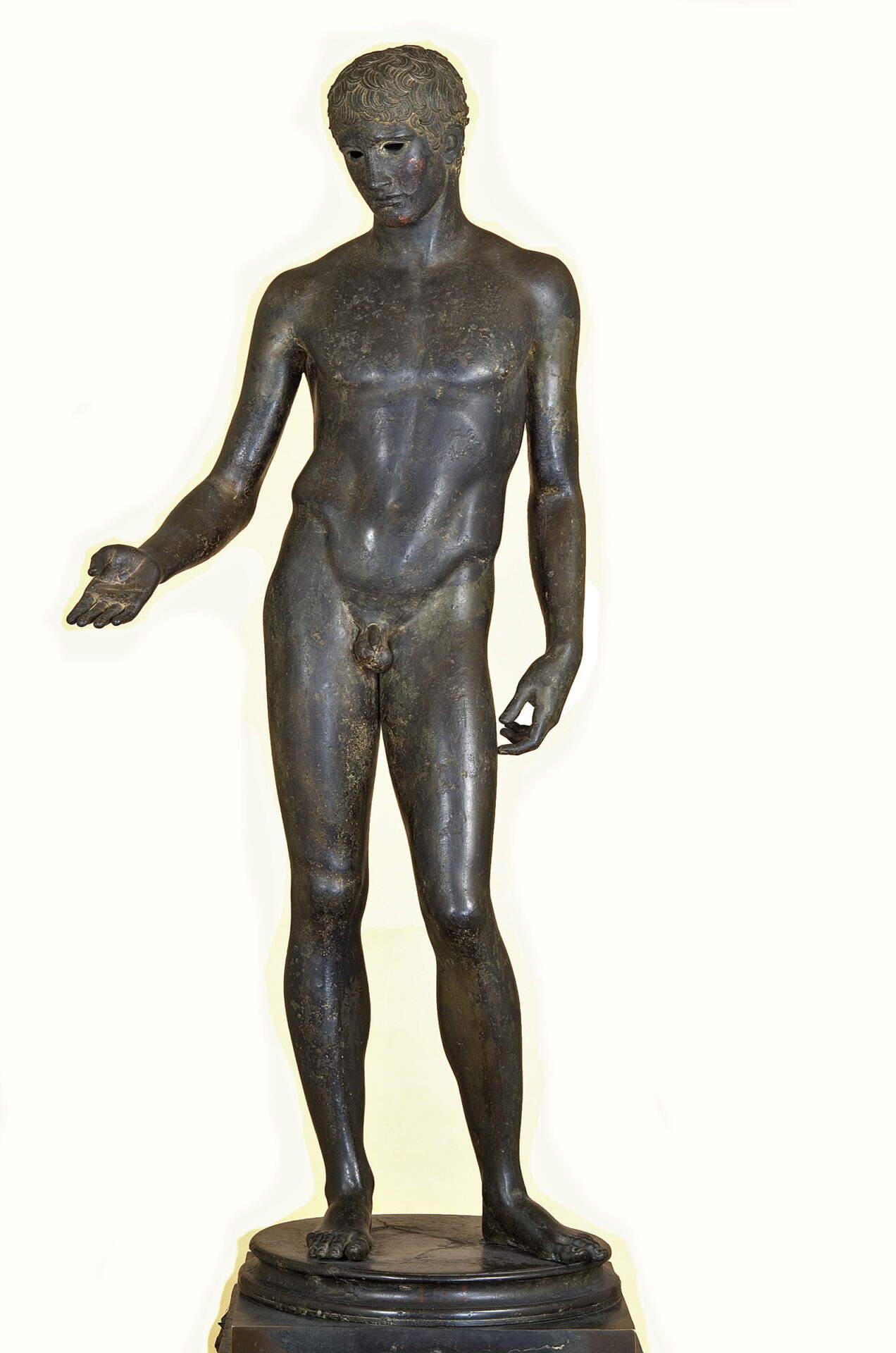 Idolino di Pesaro, cd., statue of ephebe lychnochos (portalucerne) (30 B.C., bronze, Florence, Museo Archeologico Nazionale, inv. no. 1637) &copy; Courtesy of the Museo Archeologico Nazionale di Firenze