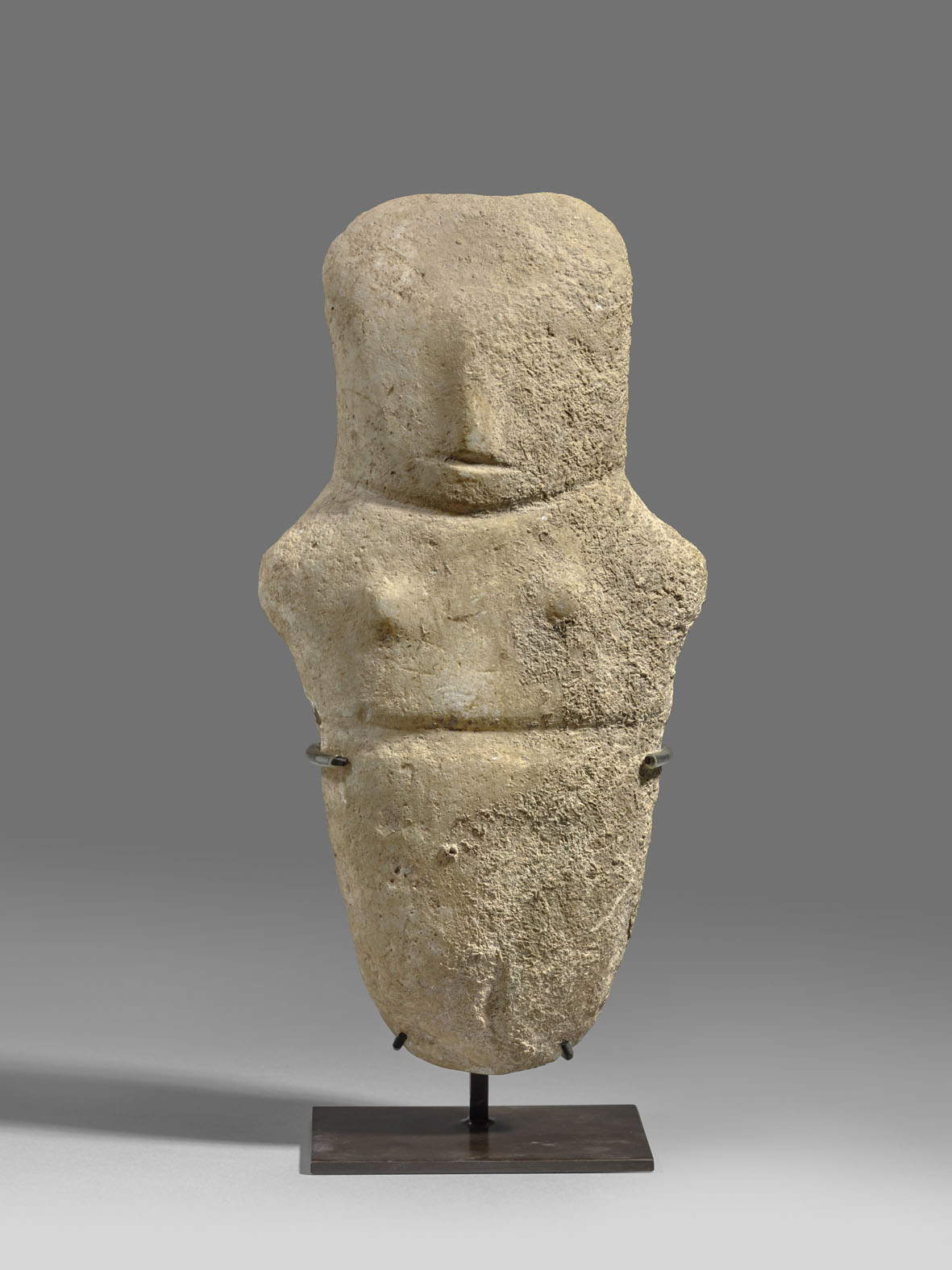 Idolo schematico, cultura di Keros-Syros, Antico Cicladico II (2700-2300 a.C.; marmo, 28x14x16 cm; Parigi, Mus&eacute;e du Louvre)