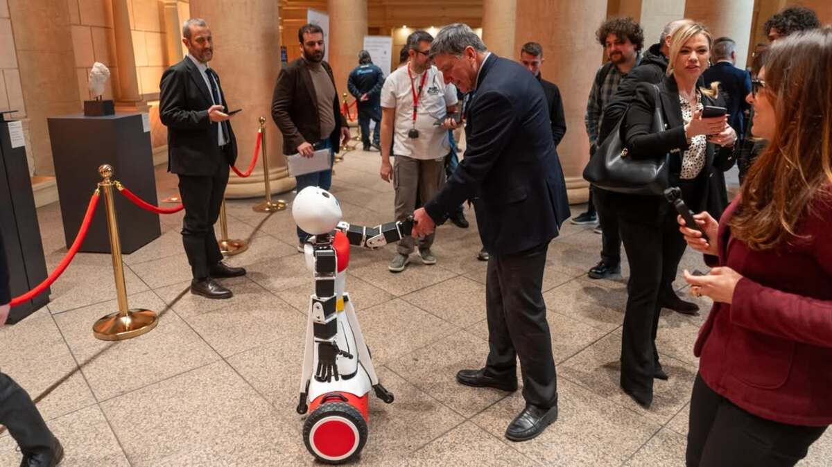 Le robot ADRIANO avec le président Lorenzo Tagliavanti.