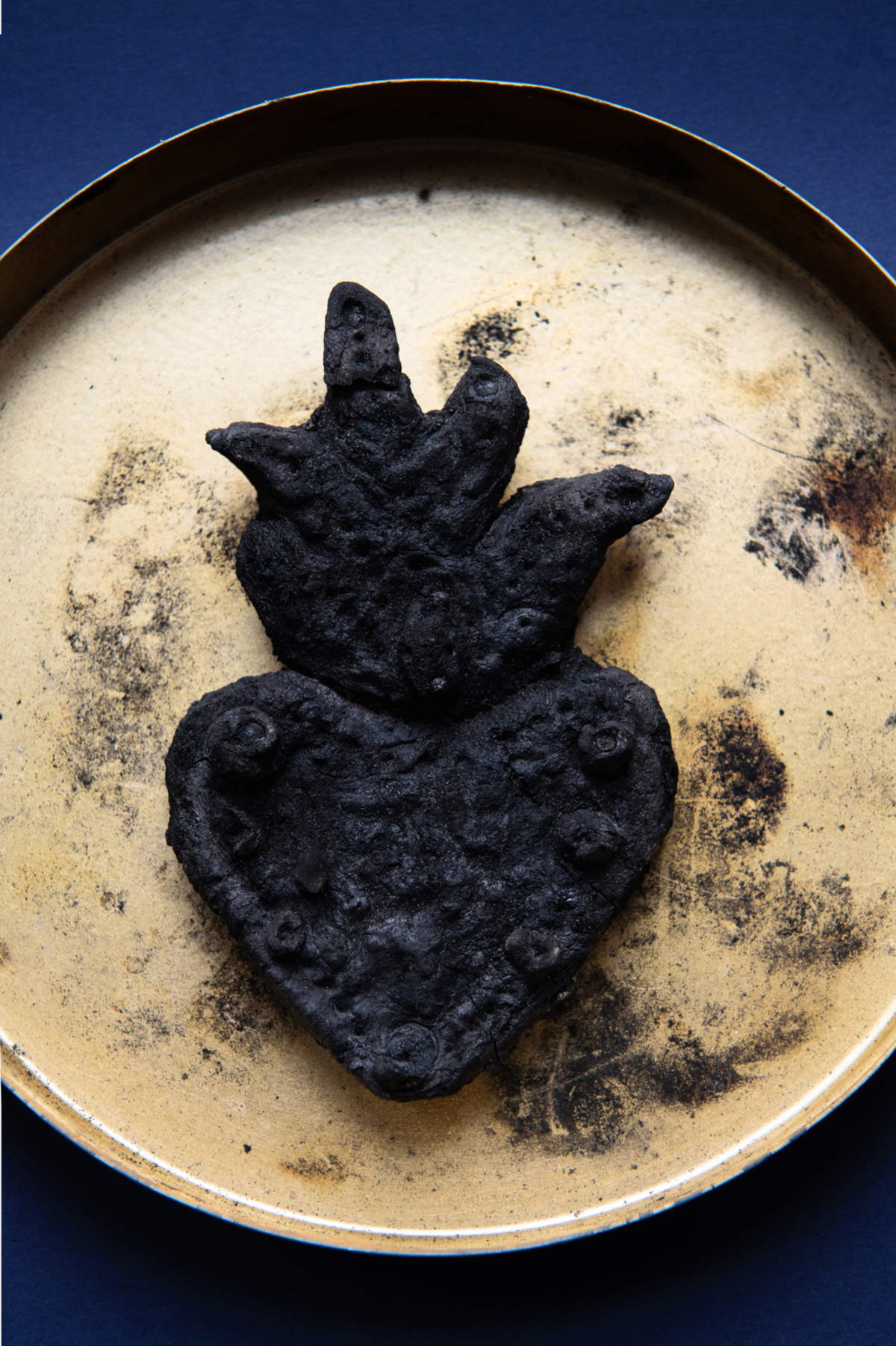 Ilaria Turba, Pane del desiderio nero &ndash; cuore in fiamme (Villaurbana, 2024)