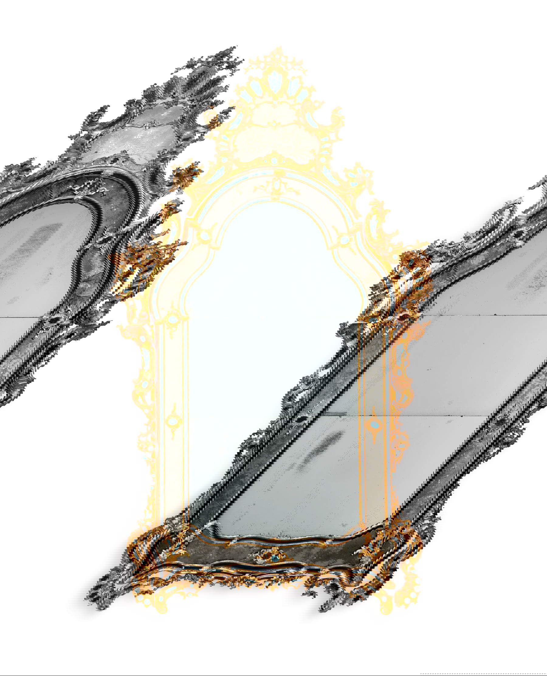 Atribuido a la Manufactura de Michelangelo Guggenheim, Espejo importante (Segunda mitad del siglo XIX; madera tallada y dorada con apliques de cristal azul y espejos parcialmente grabados, marco doble, moldeado; 290 x 170 x 10 cm)