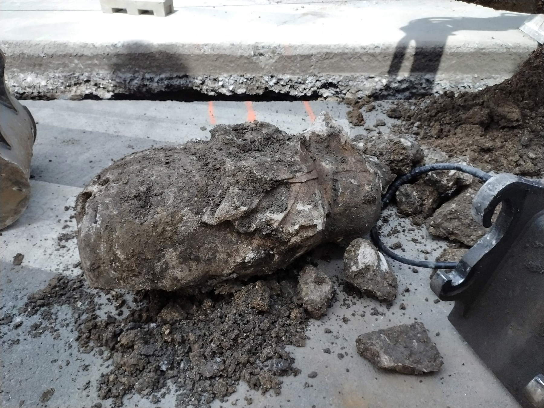 Stato dei frammenti di statua equestre alla scoperta, corpo di cavallo estratto dalla trincea. &copy; Inrap