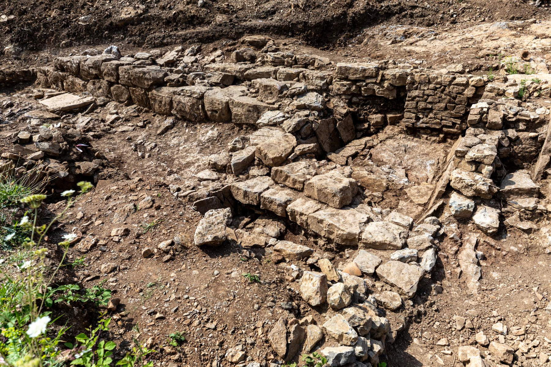Vista aerea di un'abitazione scavata nella roccia &copy; A. Farge, Inrap