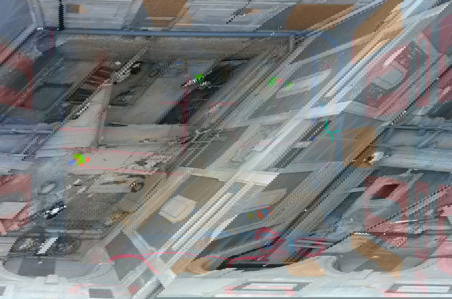 Vista zenitale dello scavo della Corte della Regina negli appartamenti dell'ala sud centrale della Reggia di Versailles, 2025. In un contesto di coattivit&agrave;, gli archeologi intervengono per scavare le gallerie della rete idraulica, le fondamenta di antiche costruzioni e la scarpata in mattoni e calcare del Muro di Le Vau che abbelliva il primo castello di Luigi XIV degli anni Sessanta del Seicento. Foto: &copy; P. Raymond,&nbsp;Inrap