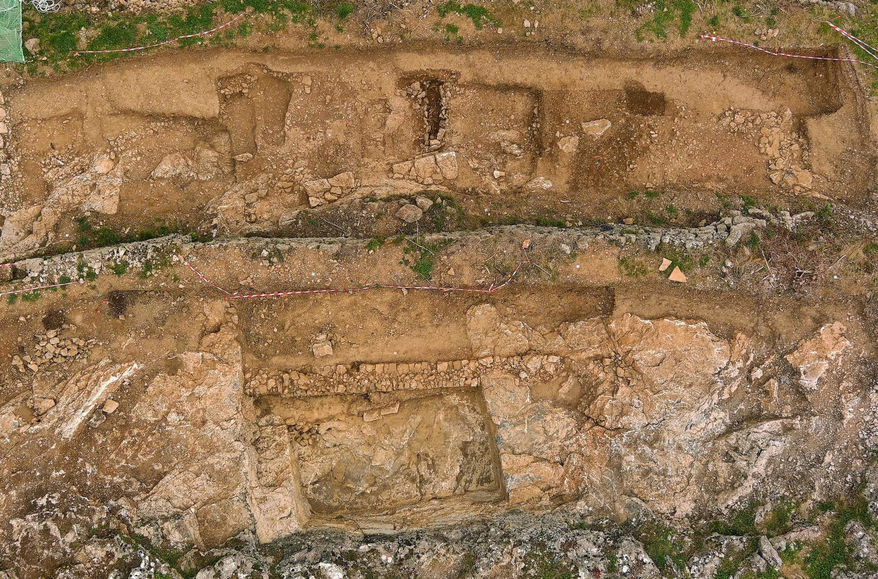 Vista aerea di un'abitazione scavata nella roccia &copy; A. Farge, Inrap