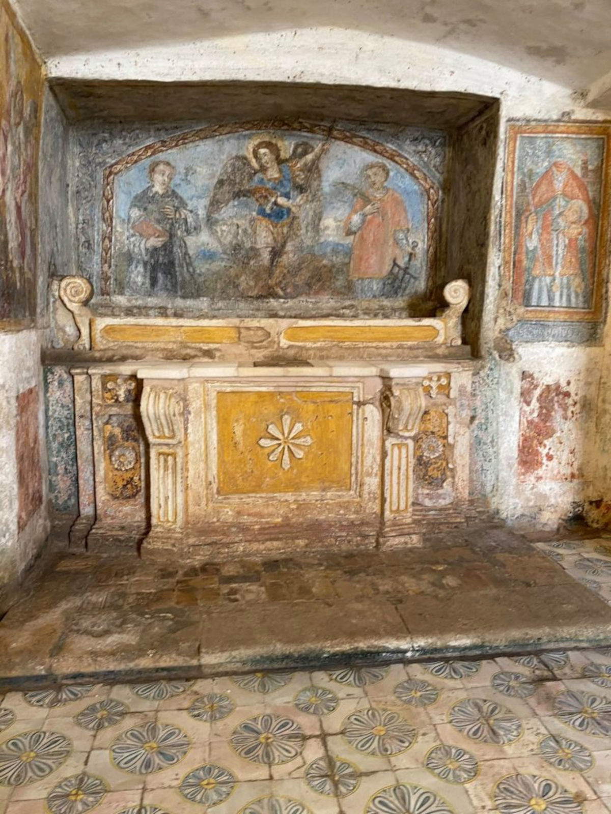 Altare con la raffigurazione dell&rsquo;arcangelo Michele (XVII secolo). Foto: Banca Popolare di Puglia e Basilicata