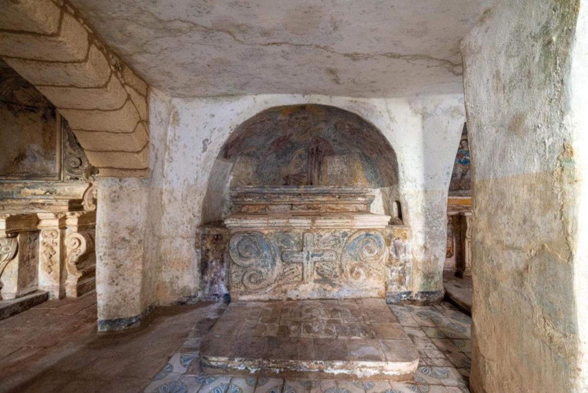 Altare con la raffigurazione di Cristo Pantocratore tra la Vergine Maria e San Giovanni   (XVII secolo). Foto: Banca Popolare di Puglia e Basilicata