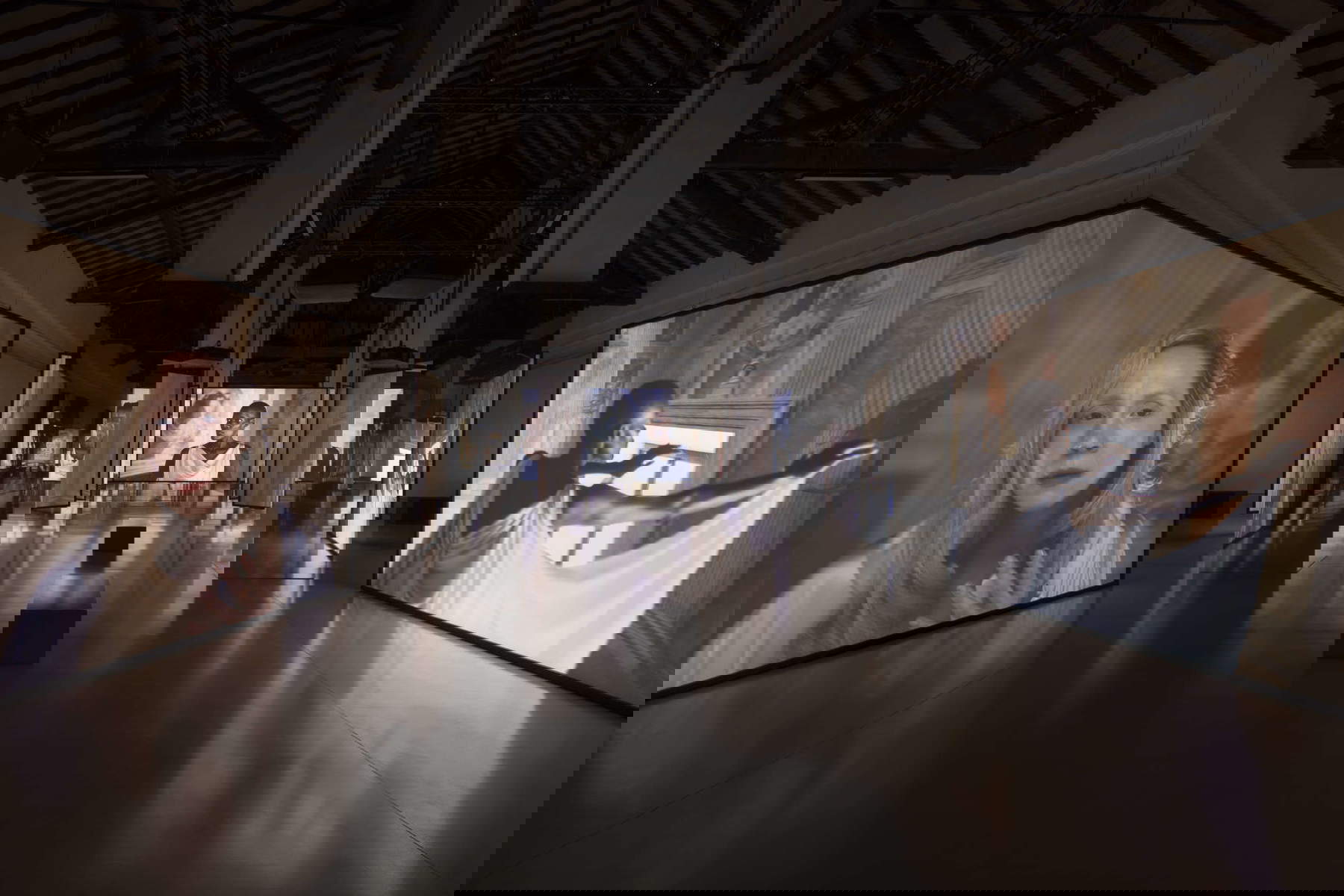 Allestimenti della mostra. Foto: Andrea Rossetti / Palazzo Te &copy; Isaac Julien, su concessione dell'artista, Victoria Miro e Jessica Silverman