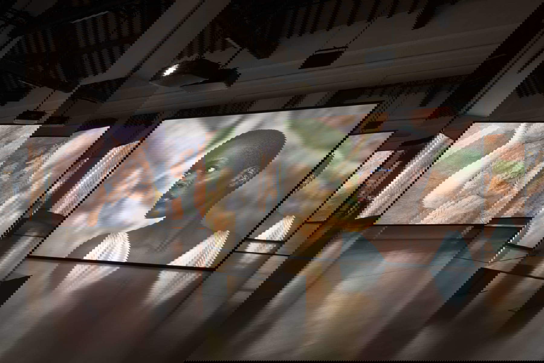 Allestimenti della mostra. Foto: Andrea Rossetti / Palazzo Te &copy; Isaac Julien, su concessione dell'artista, Victoria Miro e Jessica Silverman