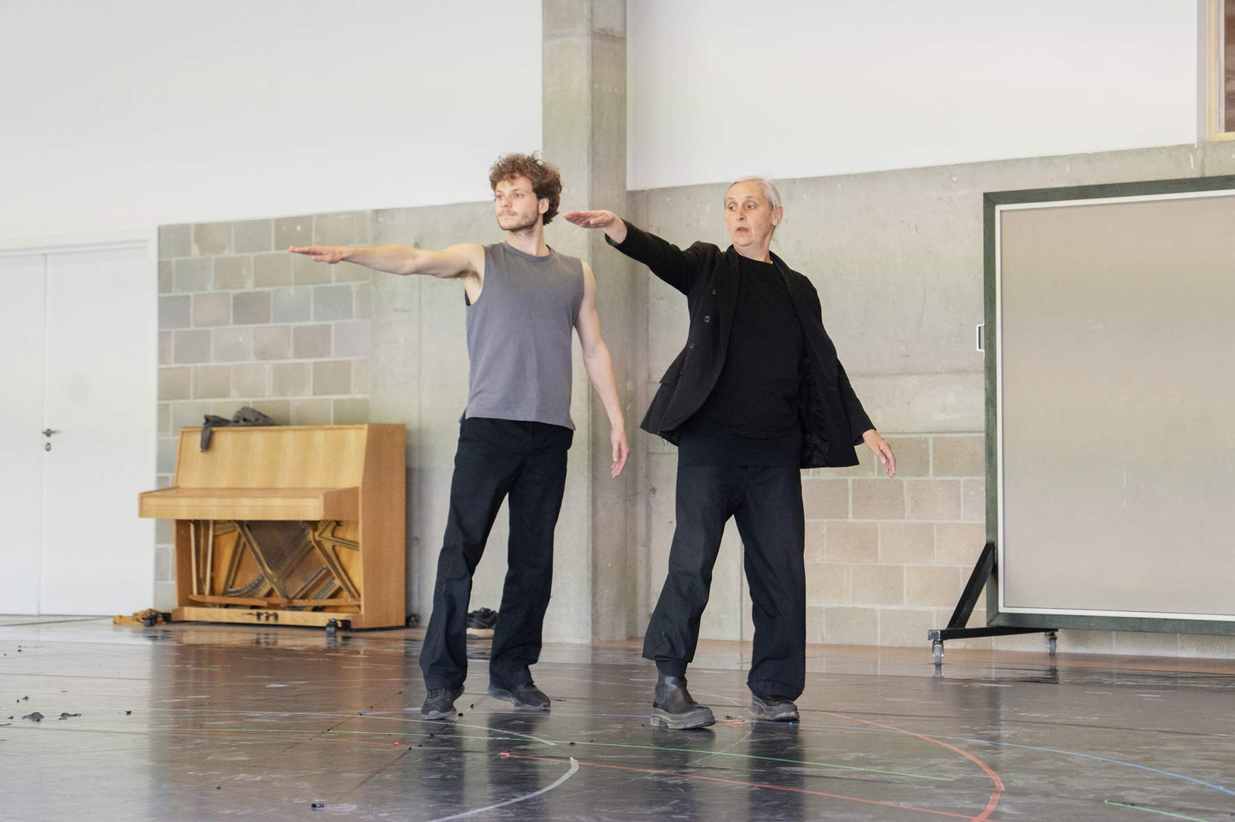 Probe von BREL, 2025, Anne Teresa De Keersmaeker mit Solal Mariotte, Mai 2025. Foto: Shun Kambe ©️ The Japan Art Association Probe von BREL, 2025, Anne Teresa De Keersmaeker mit Solal Mariotte, Mai 2025. Foto: Shun Kambe ©️ The Japan Art Association