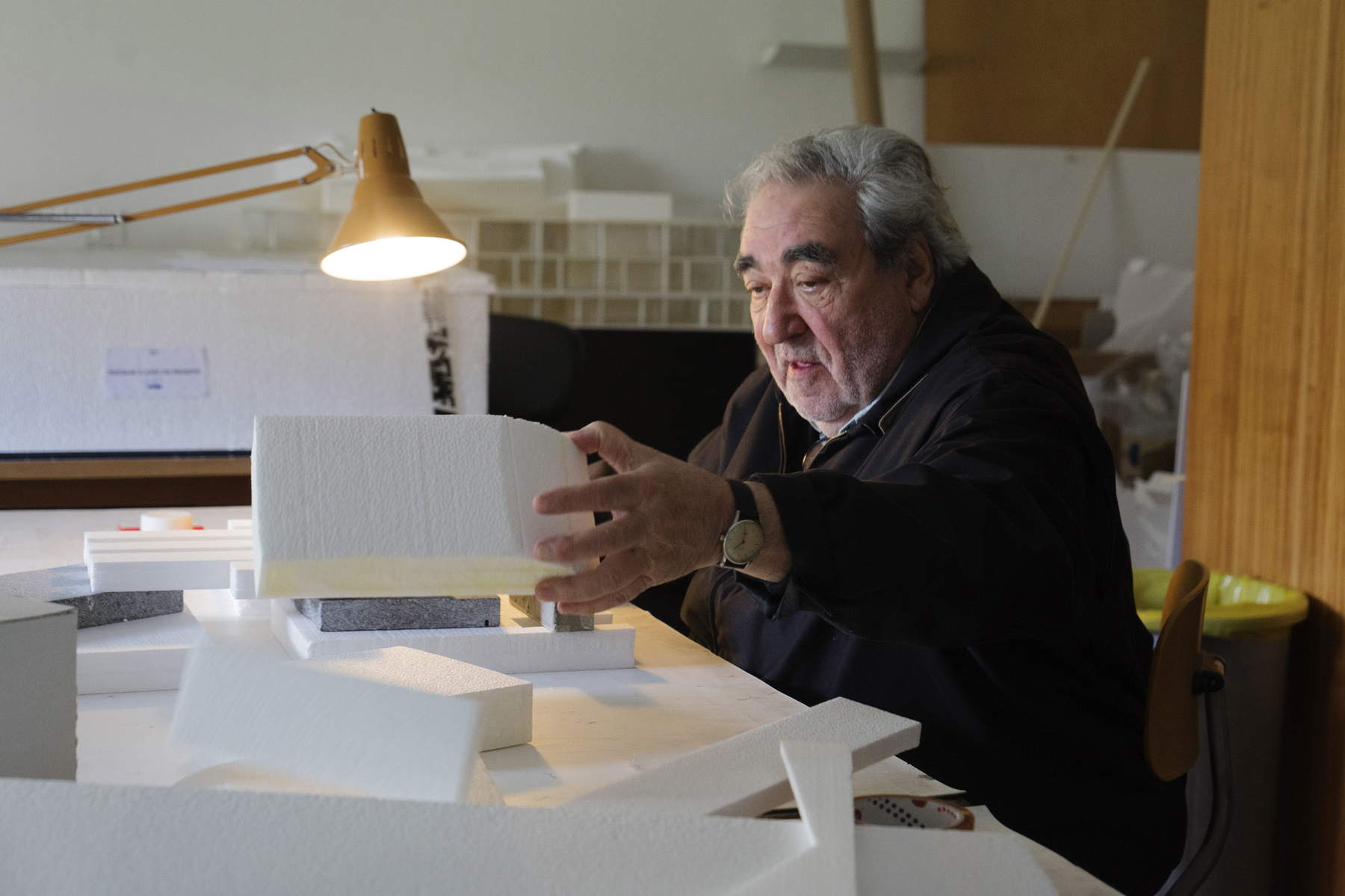 Eduardo Souto de Moura in seinem Atelier in Porto, Portugal, April 2025. Foto: Shun Kambe ©️ The Japan Art Association Eduardo Souto de Moura in seinem Atelier in Porto, Portugal, April 2025. Foto: Shun Kambe ©️ The Japan Art Association